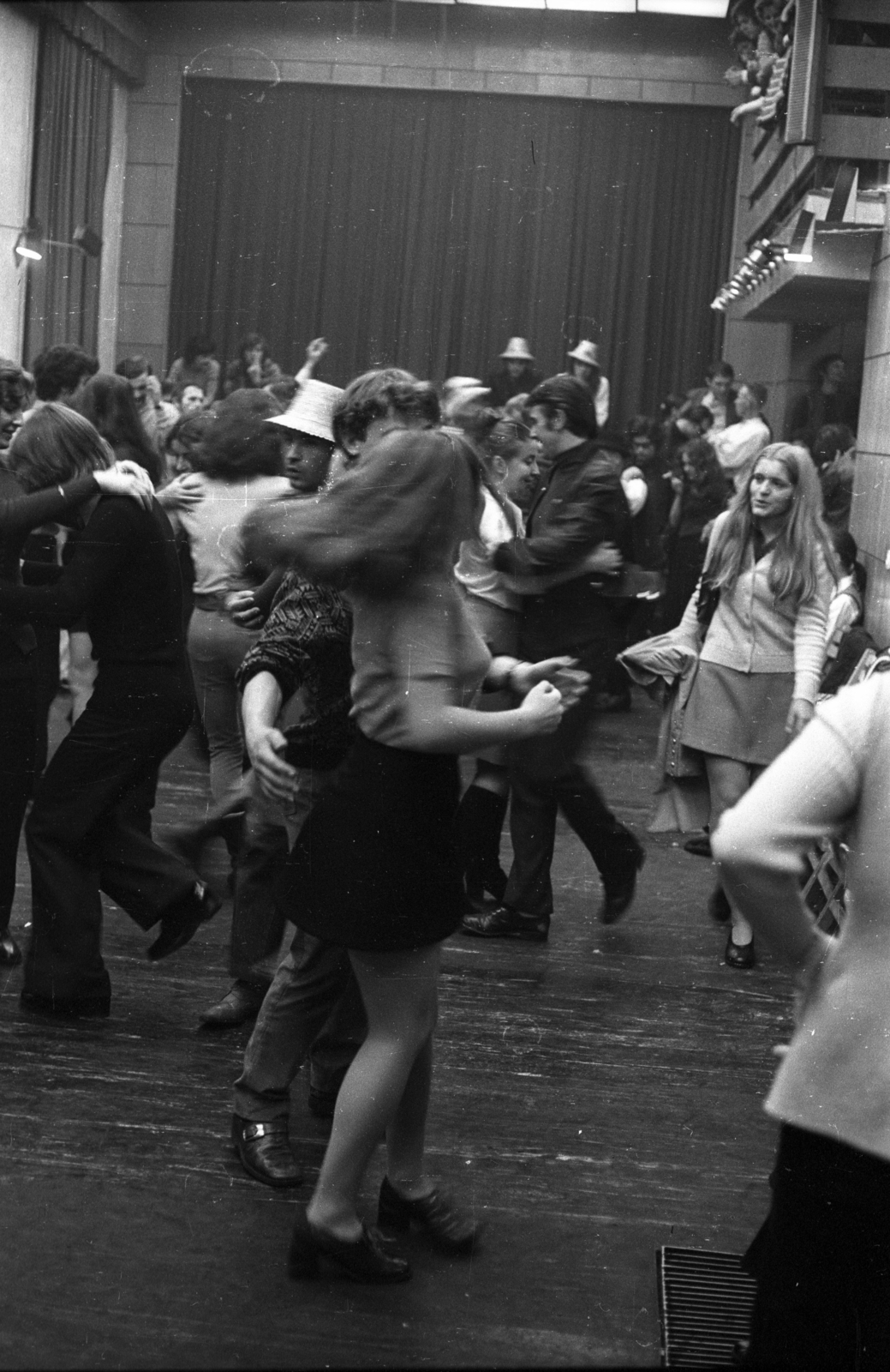 Hungary, Budapest VI., Liszt Ferenc téri Könyvklub, az első budapesti táncház 1972. május 6-án., 1972, Szalay Zoltán, Budapest, dance house, Fortepan #138787