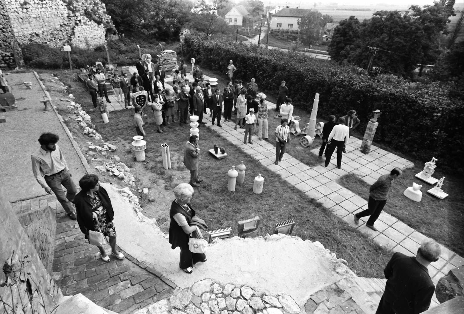 Hungary, Siklós, Kerámia Symposion, a siklósi kerámiaműhely kiállítása a ferences templom és kolostor melletti külső várfalnál., 1972, Szalay Zoltán, Franciscans, Fortepan #138792
