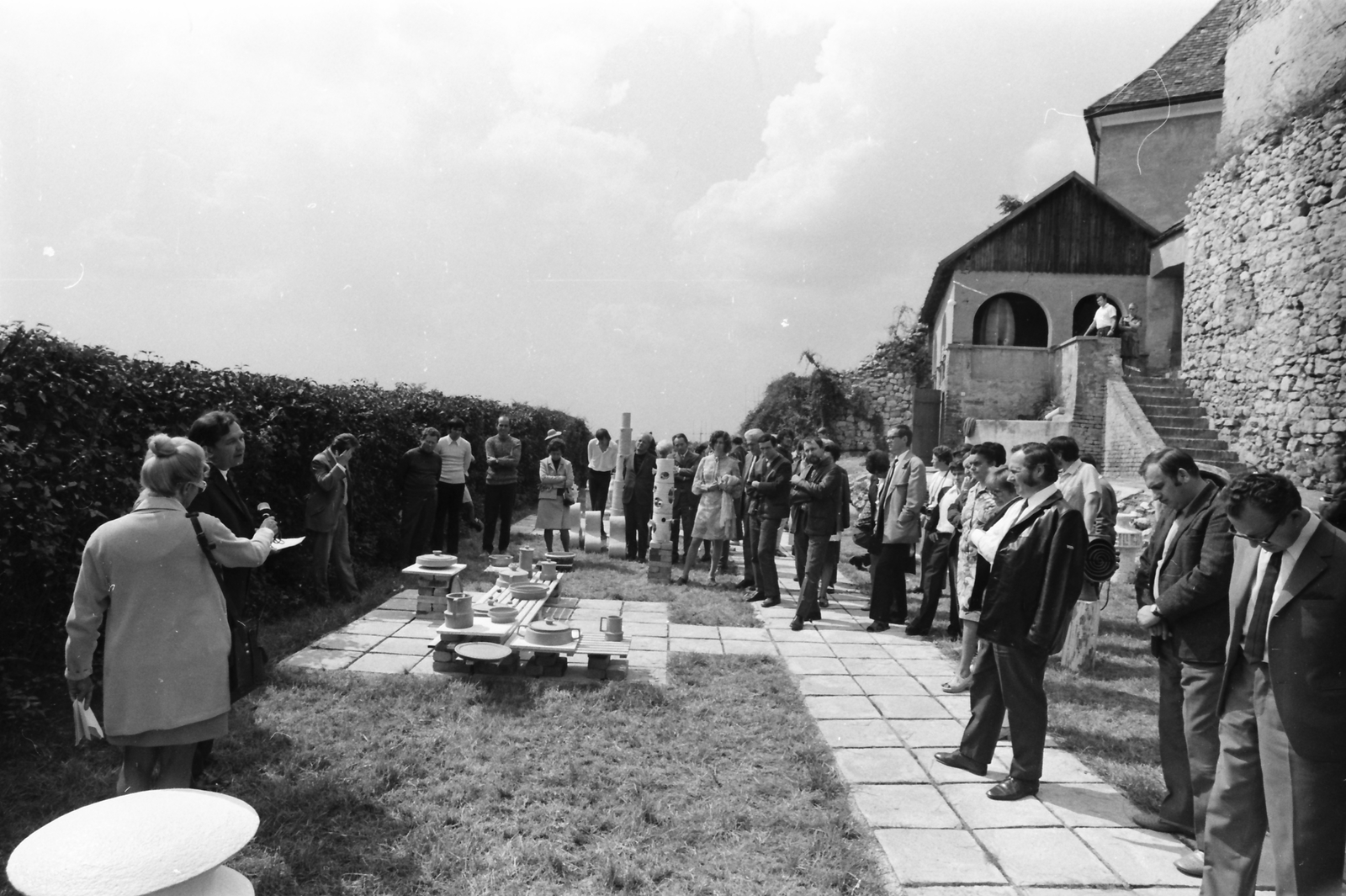 Hungary, Siklós, Kerámia Symposion, a siklósi kerámiaműhely kiállítása a ferences templom és kolostor melletti külső várfalnál., 1972, Szalay Zoltán, Franciscans, Fortepan #138793