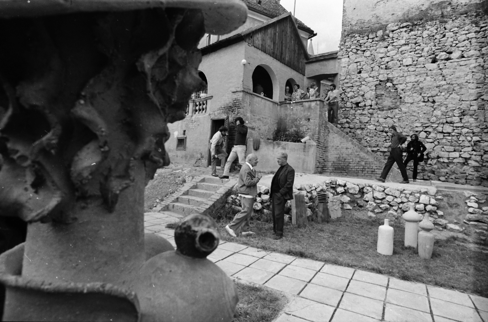 Hungary, Siklós, Kerámia Symposion, a siklósi kerámiaműhely kiállítása a ferences templom és kolostor melletti külső várfalnál. Előtérben balra Gádor István keramikus., 1972, Szalay Zoltán, Fortepan #138796