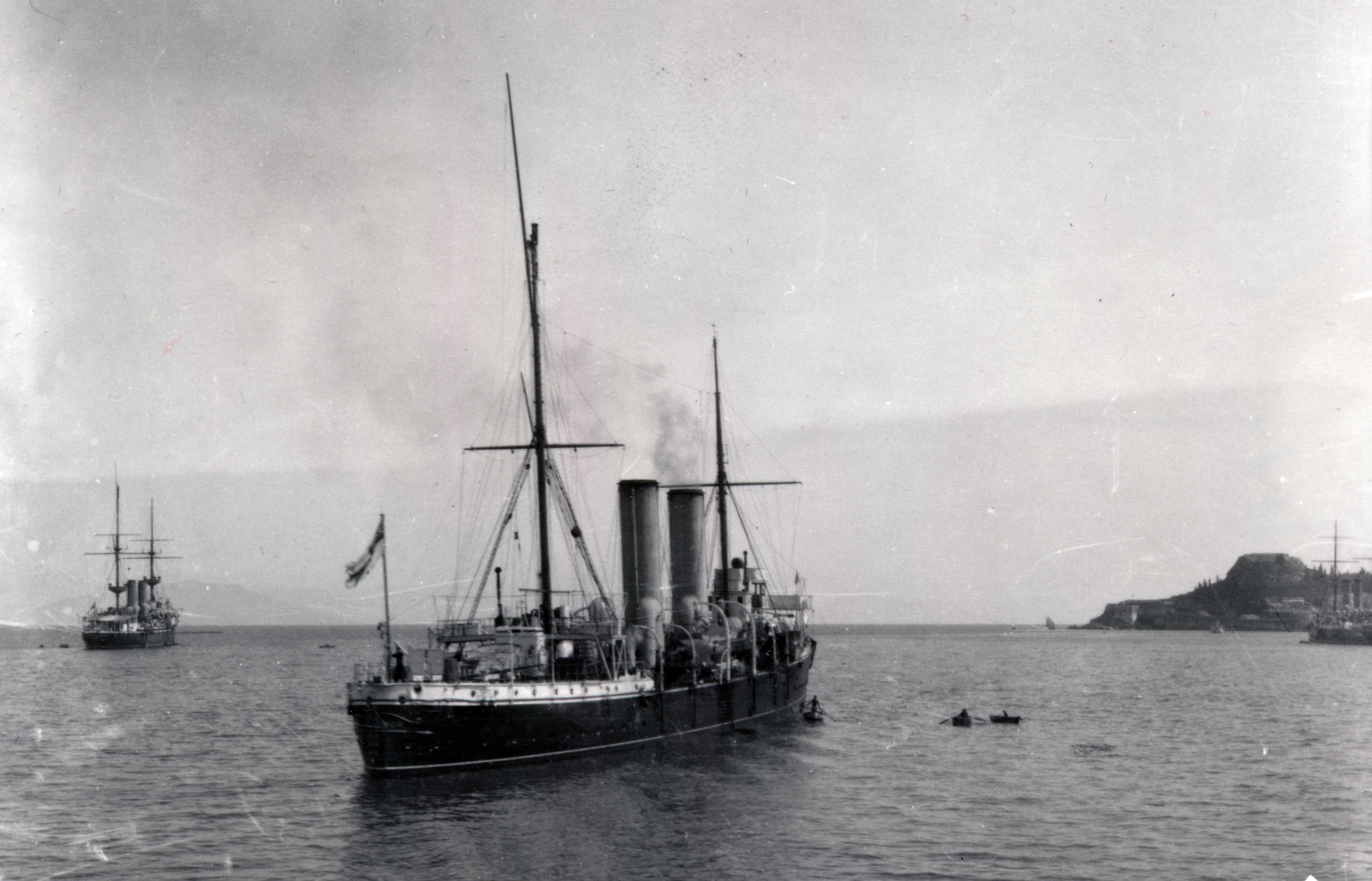 Greece, Corfu, a Régi erőd (Paleo Frurio) külső bástyája északnyugat felől nézve. Előtérben a Brit haditengerészet hajója, a HMS Blake., 1900, Zichy, ship, flag, boat, steamboat, Fortepan #13880