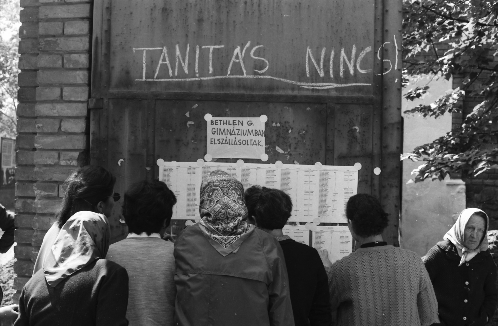 Hungary, Hódmezővásárhely, Szőnyi utca 2., a felvétel a Bethlen Gábor Gimnázium kapuja előtt az 1970. tavaszi árvíz idején készült., 1970, Szalay Zoltán, curiosity, label, Best of, Fortepan #138816