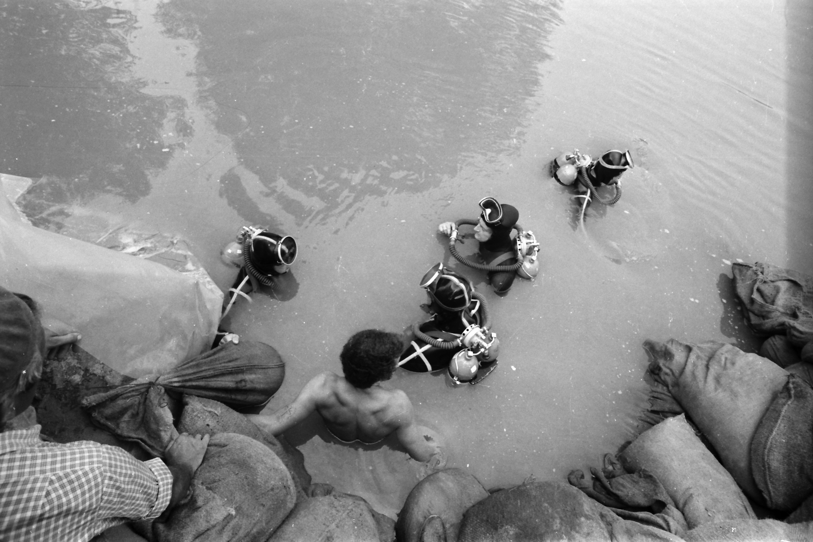 1970, Szalay Zoltán, flood, skin-diver, water jet, Fortepan #138820