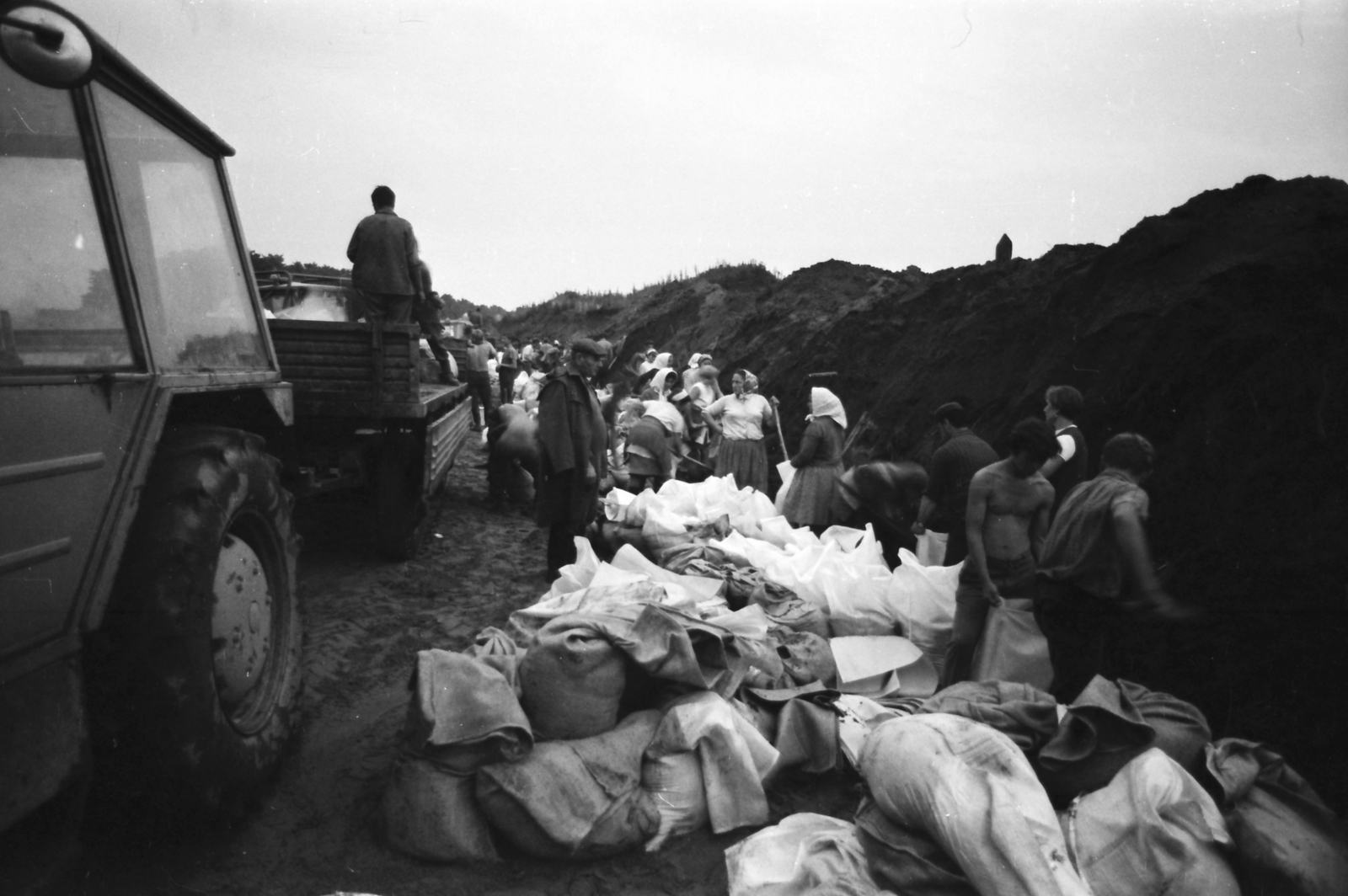 1970, Szalay Zoltán, flood, sandbag, Fortepan #138829