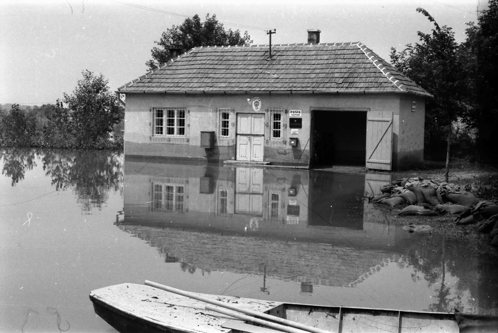 Hungary, Molnári, Kossuth Lajos út 20., a posta az 1970. tavaszi árvíz idején., 1970, Szalay Zoltán, Fortepan #138831