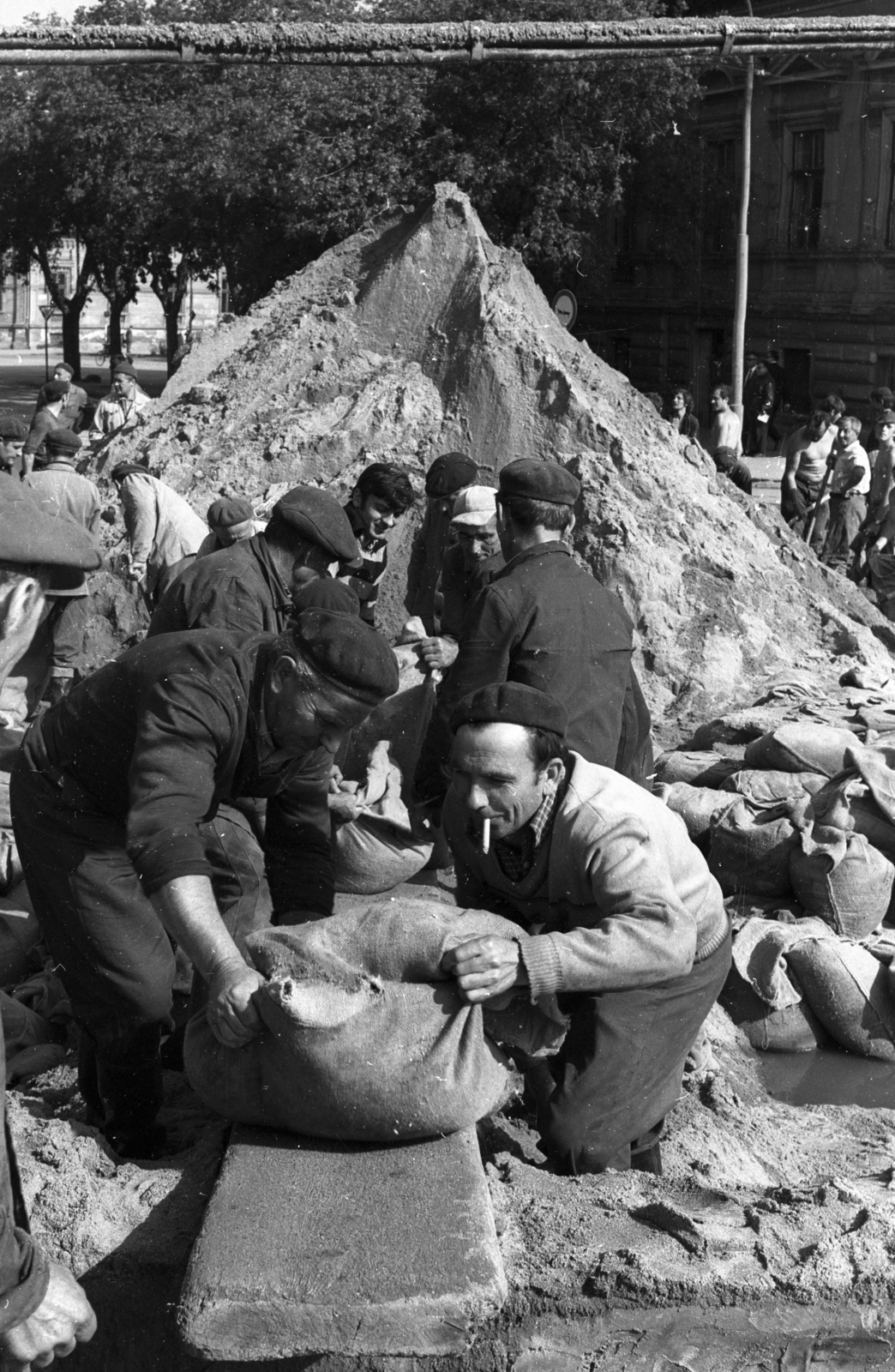 Magyarország, Szeged, Tisza-part a Tisza Lajos körút torkolatánál. Homokzsákok töltése az 1970. tavaszi árvíz idején., 1970, Szalay Zoltán, árvízvédelem, Fortepan #138837
