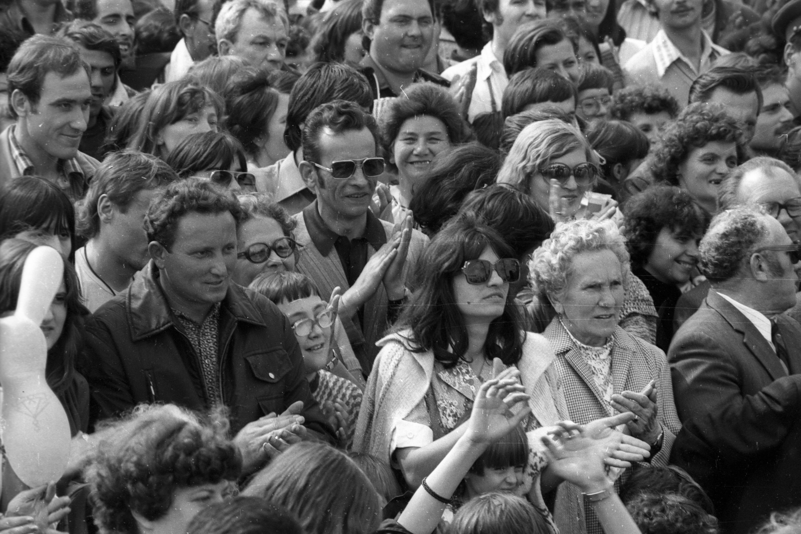 Hungary, Budapest XIV., május 1-i Népszabadság - fórum. Nézőközönség a Magyar Rádió Szabó család című sorozatának nyilvános felvételén., 1980, Szalay Zoltán, mass, baloon, 1st of May parade, shades, audience, Népszabadság newspaper, Budapest, Fortepan #138844
