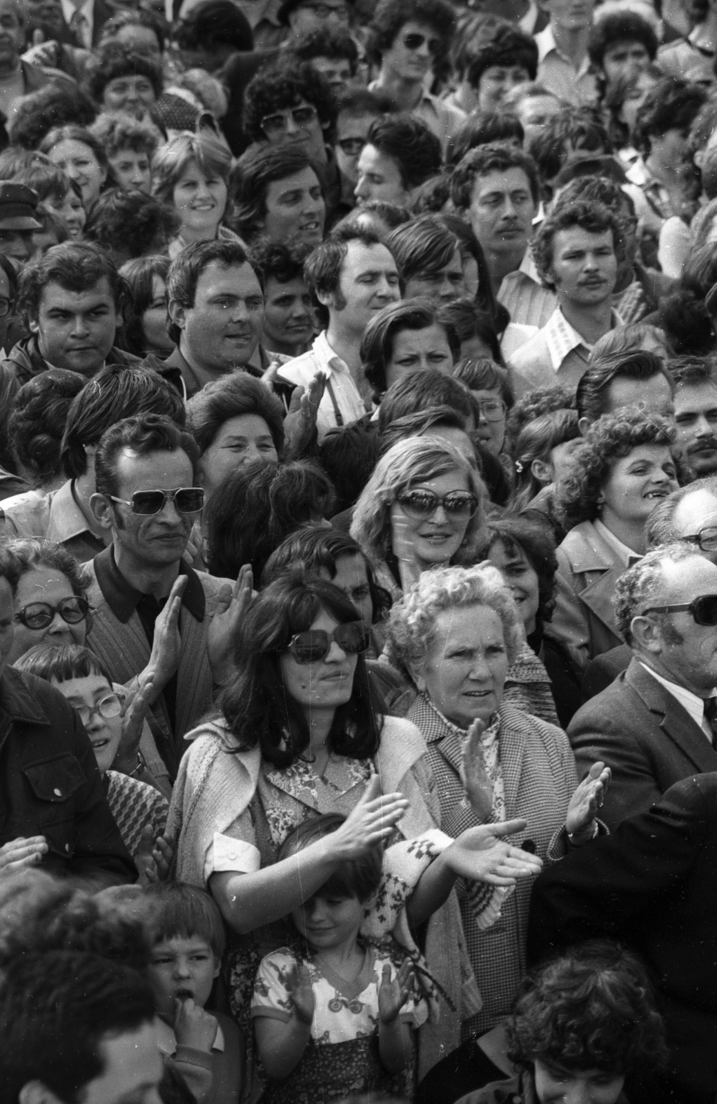 Hungary, Budapest XIV., május 1-i Népszabadság - fórum. Nézőközönség a Magyar Rádió Szabó család című sorozatának nyilvános felvételén., 1980, Szalay Zoltán, mass, 1st of May parade, shades, audience, Budapest, Fortepan #138845
