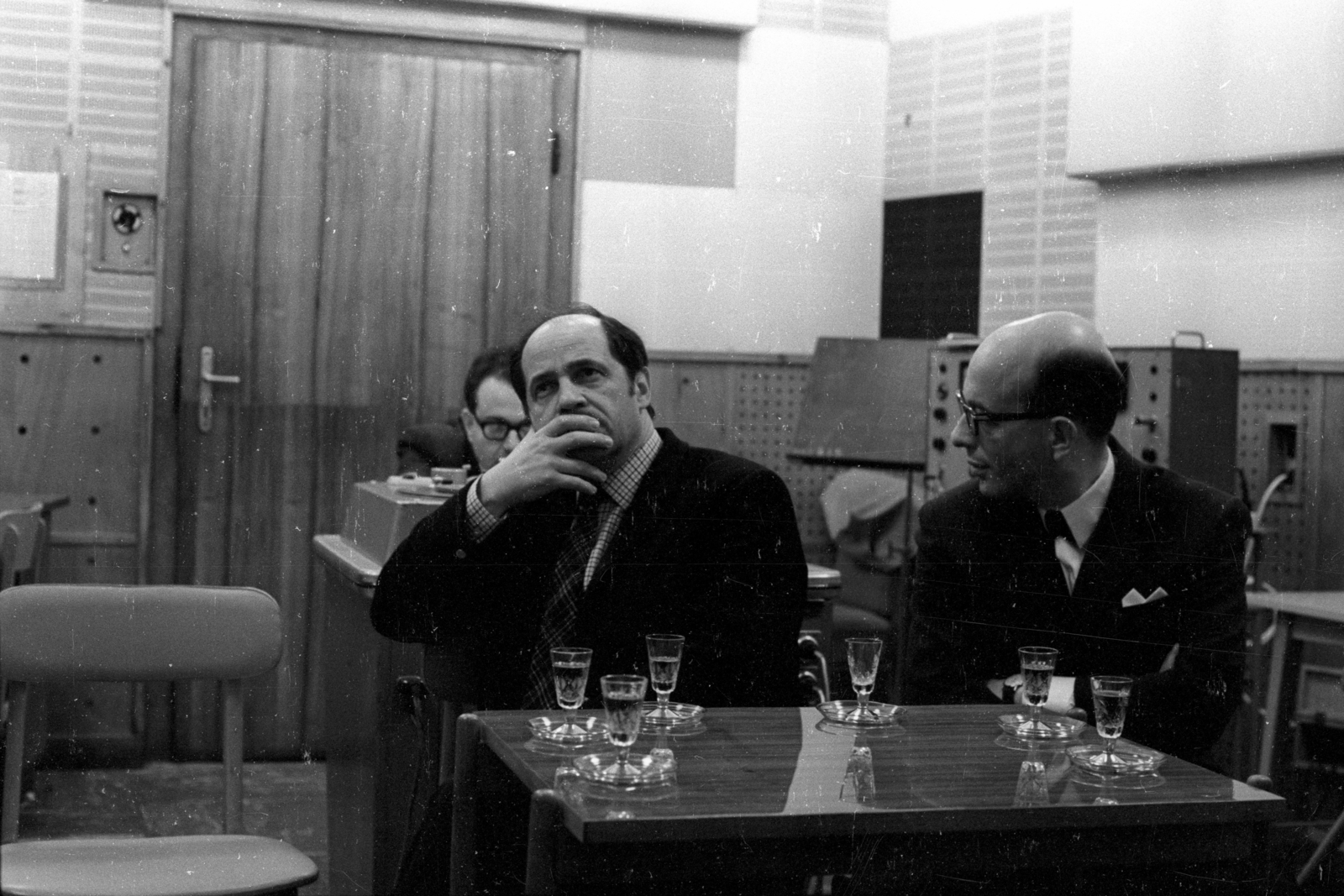 Hungary, előtérben balra Pierre Boulez francia zeneszerző és karmester, jobbra Bors Jenő, a Magyar Hanglemezgyártó Vállalat igazgatója., 1968, Szalay Zoltán, covering the mouth, Fortepan #138851