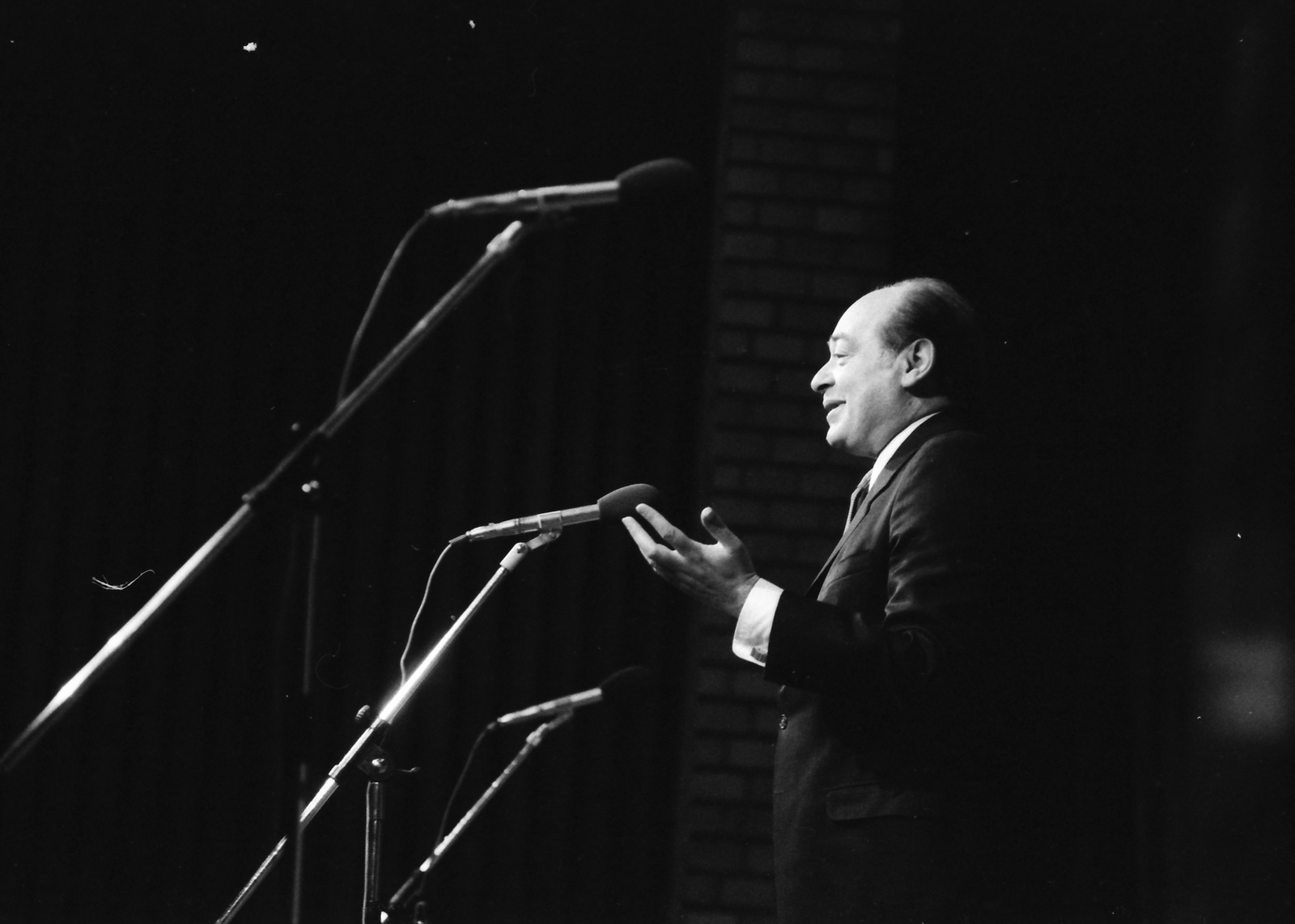 Hungary, Budapest XIII., Láng Művelődési Központ, a Rádió Kabarészínházának felvétele. Komlós János humorista., 1975, Szalay Zoltán, microphone, Budapest, Hungarian Radio, microphone stand, Fortepan #138857