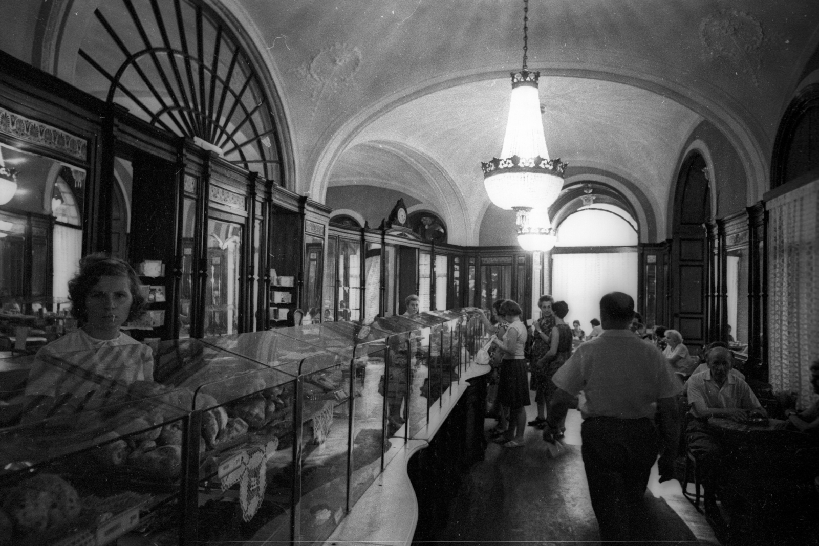 Hungary, Budapest V., Vörösmarty tér, Gerbeaud (Vörösmarty) cukrászda., 1967, Szalay Zoltán, pastry shop, Budapest, Fortepan #138900