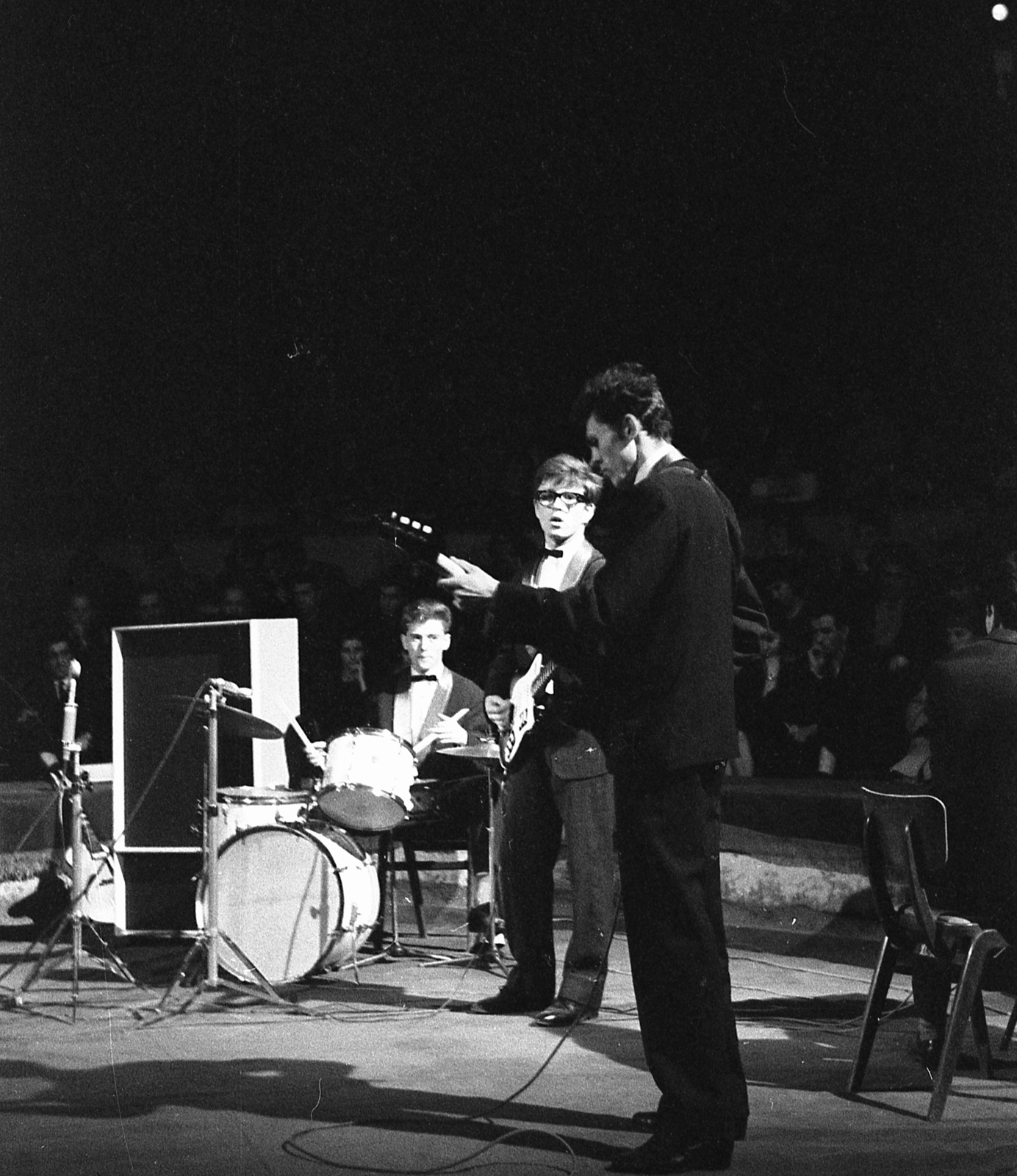 Hungary, Budapest XIV., Fővárosi Nagycirkusz. A KISZ és a Magyar Rádió, amatőr együtteseknek rendezett, zenei versenyének egyik résztvevője a Scampolo együttes, balra Faragó (Judy) István., 1964, Szalay Zoltán, band, microphone, guitar, drum, Budapest, cymbal, Fortepan #138922