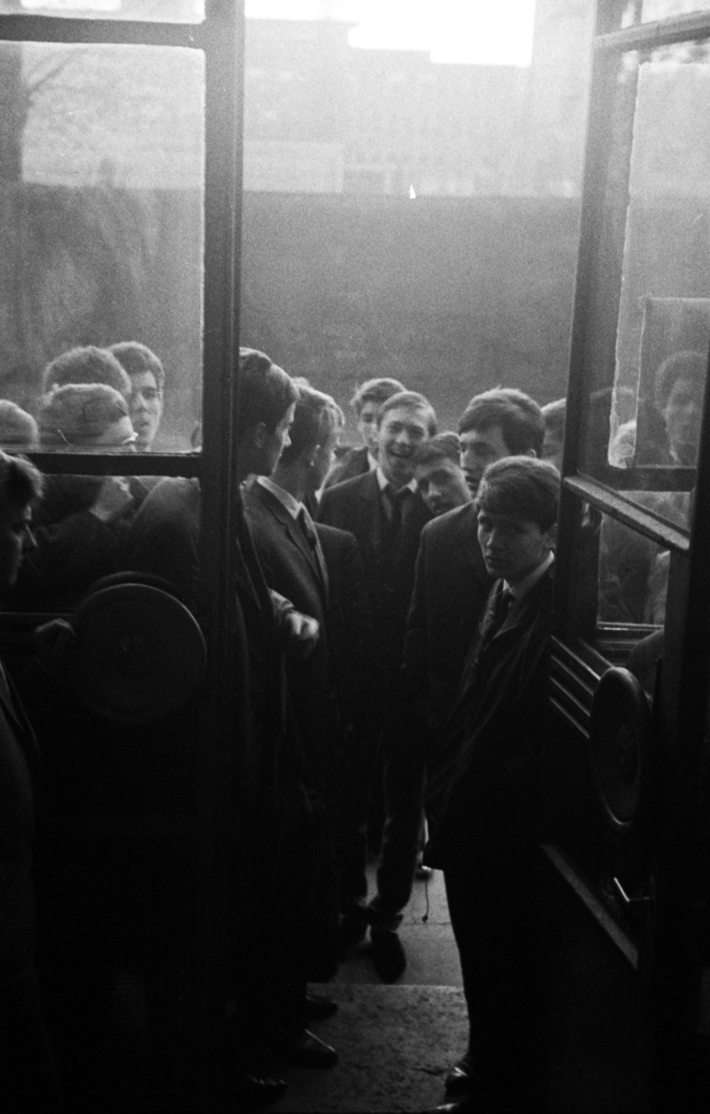 Hungary, Budapest XI., Bercsényi utca 28-30., a BME Rózsa Ferenc Kollégiuma, a Bercsényi Klubba érkező fiatalok várakoznak a kapunál., 1964, Szalay Zoltán, Budapest, Fortepan #138926