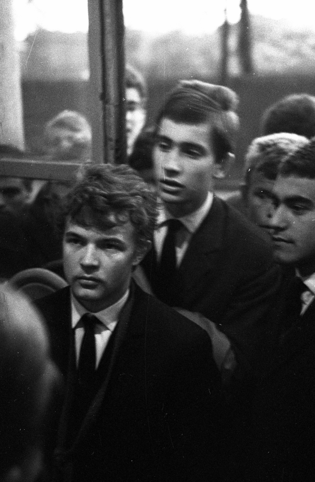 Hungary, Budapest XI., Bercsényi utca 28-30., a BME Rózsa Ferenc Kollégiuma, a Bercsényi Klubba érkező fiatalok várakoznak a kapunál., 1964, Szalay Zoltán, Budapest, Fortepan #138928