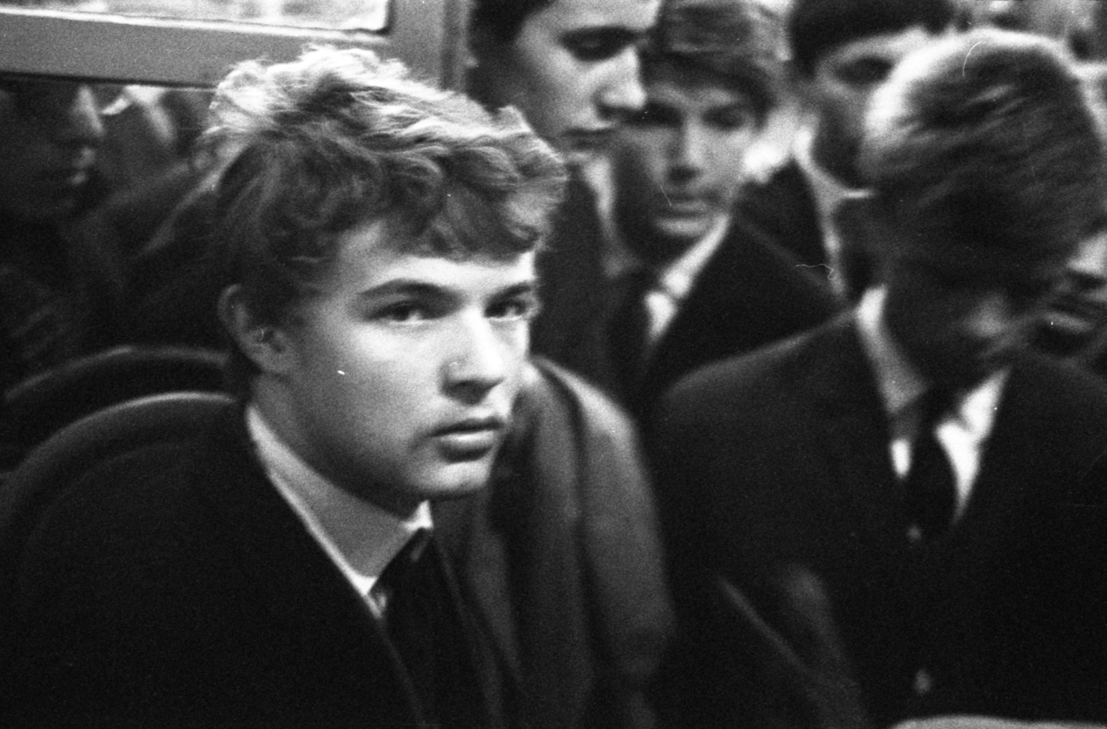 Hungary, Budapest XI., Bercsényi utca 28-30., a BME Rózsa Ferenc Kollégiuma, a Bercsényi Klubba érkező fiatalok várakoznak a kapunál., 1964, Szalay Zoltán, Budapest, Fortepan #138930
