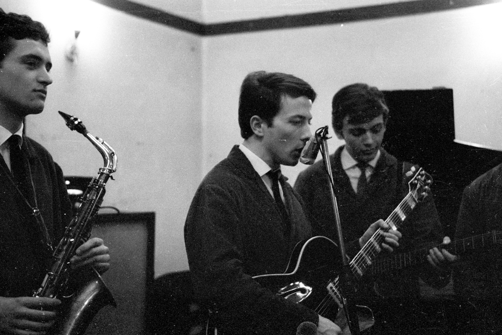 Hungary, balról Zentai Antal, Sztevanovity Zorán, Sztevanovity Dusán a Metró együttes tagjai., 1964, Szalay Zoltán, musician, guitar, saxophone, celebrity, microphone, Fortepan #138935
