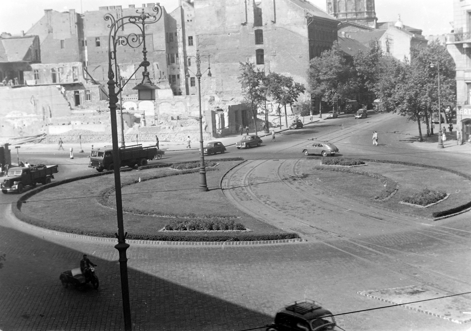 Magyarország, Budapest V., Deák Ferenc tér, a lebontott Kemnitzer ("Két török") ház helye., 1954, UVATERV, forgalom, motorkerékpár, épületbontás, teherautó, MÁVAG-márka, oldalkocsis motorkerékpár, tűzfal, lámpaoszlop, GAZ M20 Pobeda, Skoda 1101/1102 Tudor, MÁVAG B5, Budapest, Fortepan #13894