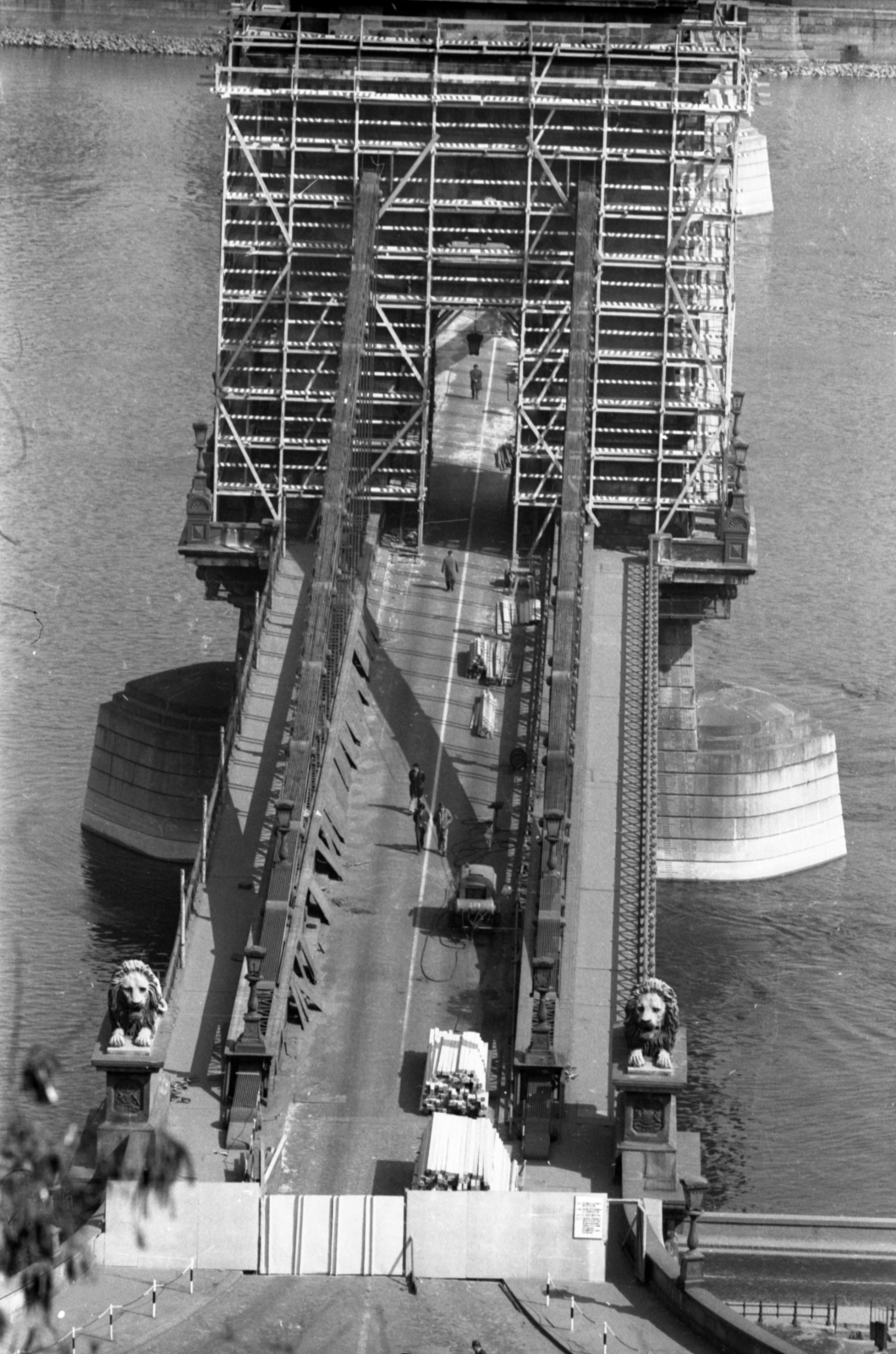 Magyarország, Budapest I., a felújítás alatt álló Széchenyi Lánchíd budai hídfője a budai Várból nézve., 1973, Szalay Zoltán, állvány, Budapest, Fortepan #138942
