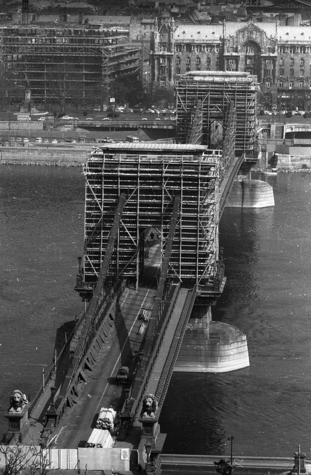 Magyarország, Budapest V.,Budapest I., a felújítás alatt álló Széchenyi Lánchíd a budai Várból a Széchenyi István (Roosevelt) tér felé nézve., 1973, Szalay Zoltán, állvány, Budapest, Fortepan #138945