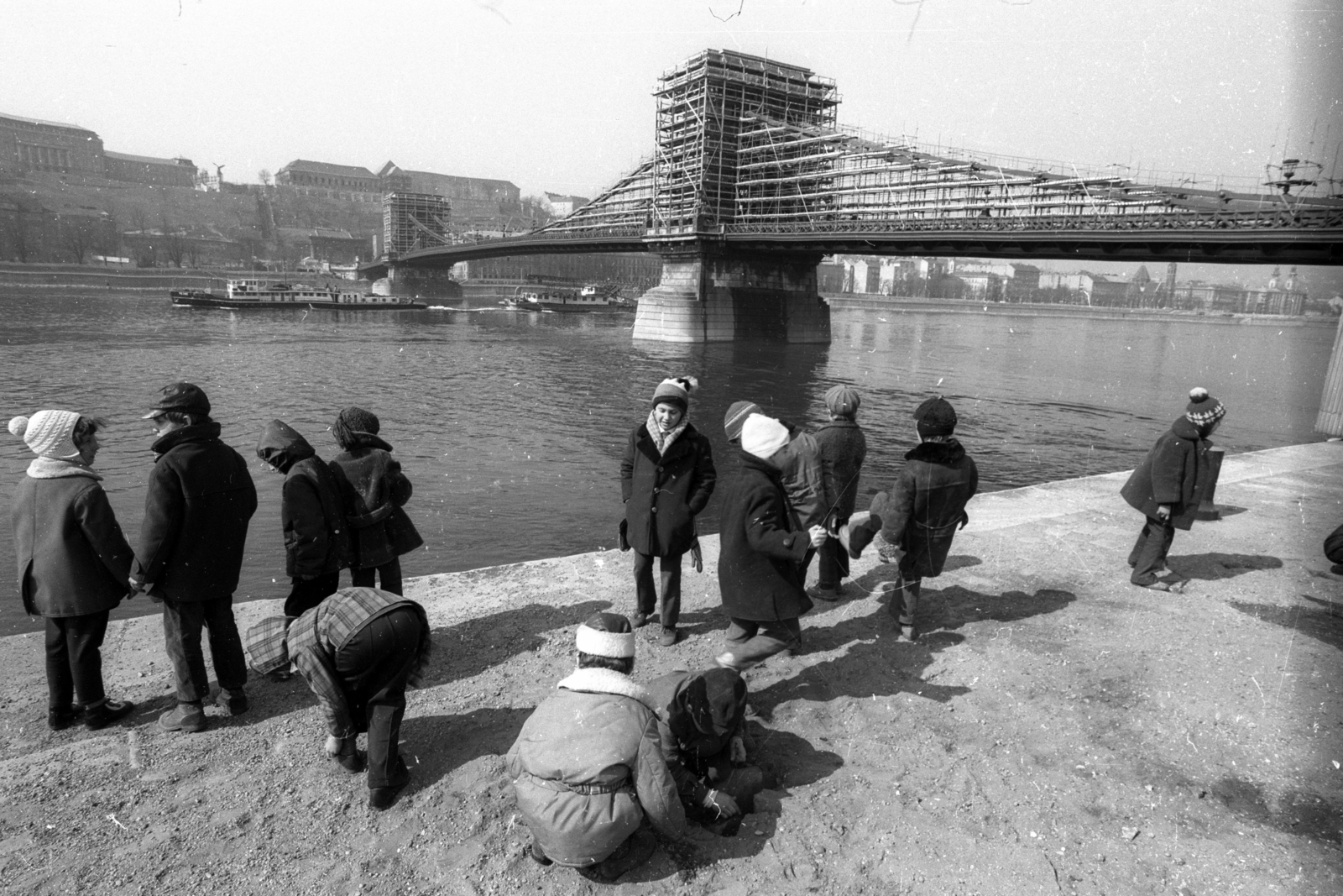 Magyarország, Budapest V.,Budapest I., a felújítás alatt álló Széchenyi Lánchíd az Eötvös tér felől, a pesti alsó rakpartról nézve., 1973, Szalay Zoltán, állvány, Budapest, Fortepan #138947