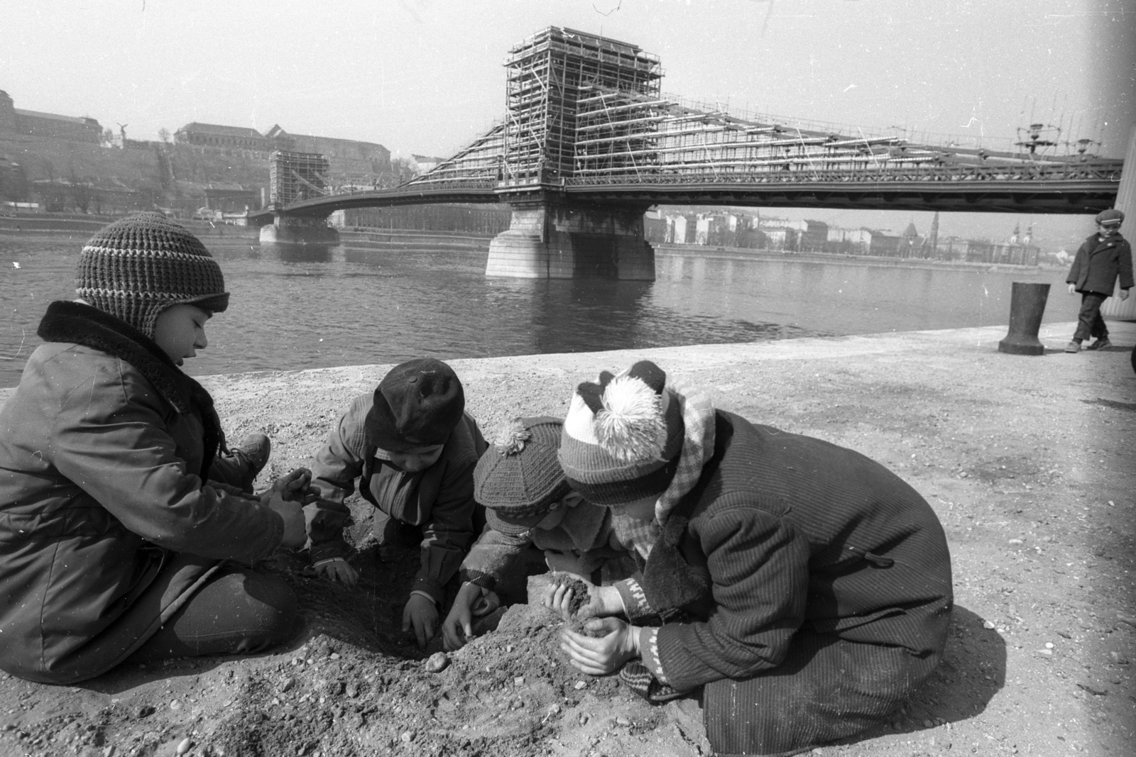 Hungary, Budapest V.,Budapest I., a felújítás alatt álló Széchenyi Lánchíd az Eötvös tér felől, a pesti alsó rakpartról nézve., 1973, Szalay Zoltán, scaffolding, Budapest, Fortepan #138949