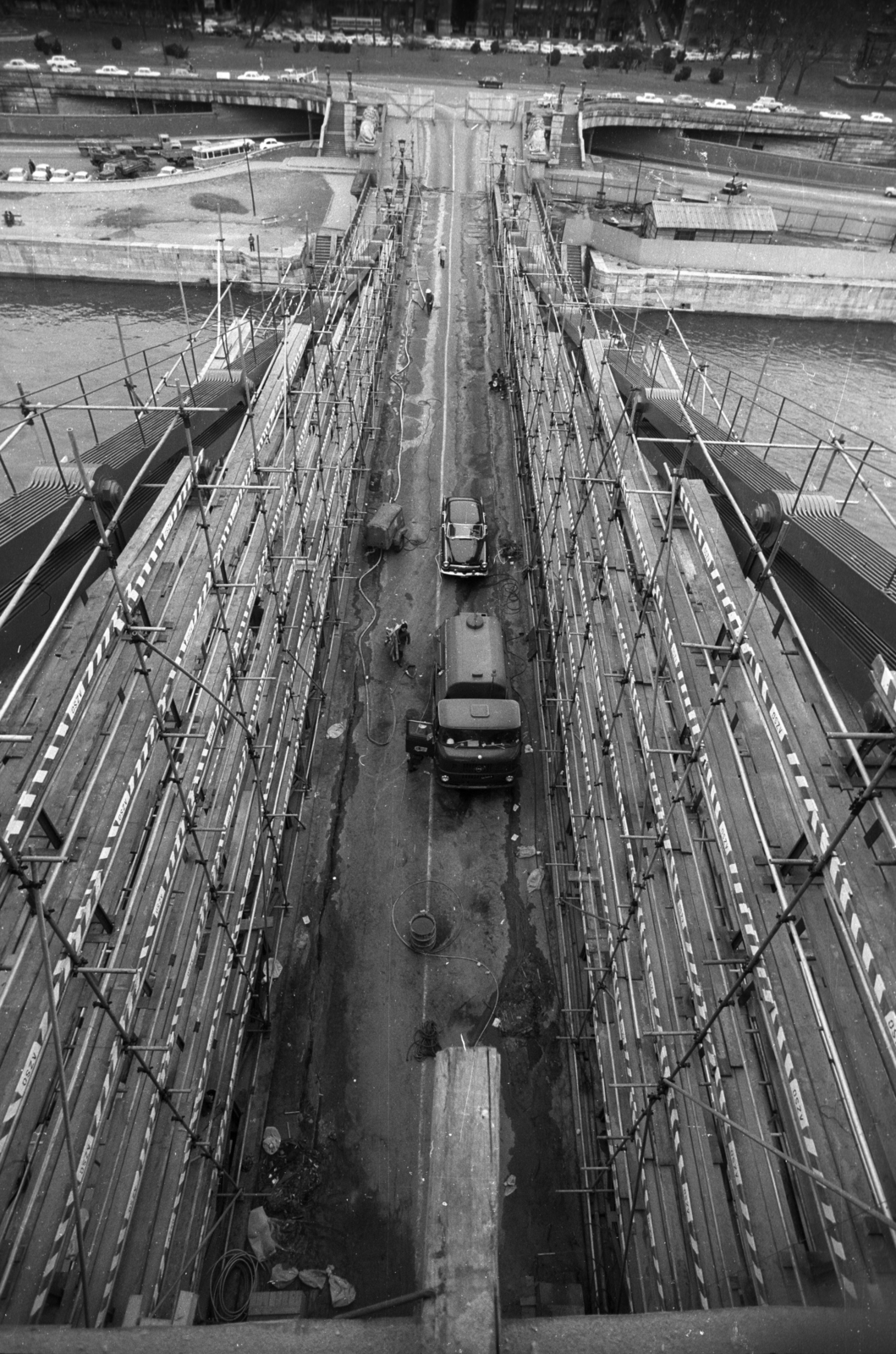 Magyarország, Budapest V., Széchenyi Lánchíd a pesti kapuzatról a Széchenyi István (Roosevelt) tér felé nézve a felújítási munkálatok idején., 1973, Szalay Zoltán, állvány, Budapest, Fortepan #138960