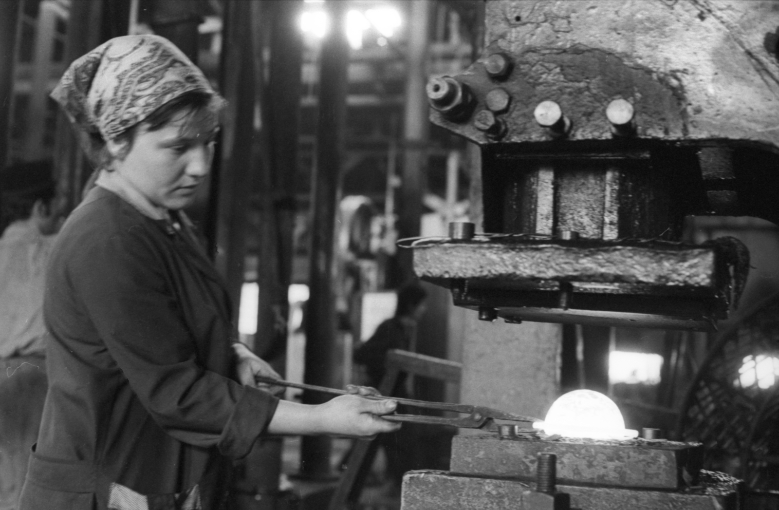 Hungary, Salgótarján, Salgótarjáni Kohászati Üzemek, kovácsolt termék gyártása., 1972, Szalay Zoltán, working woman, Fortepan #138975