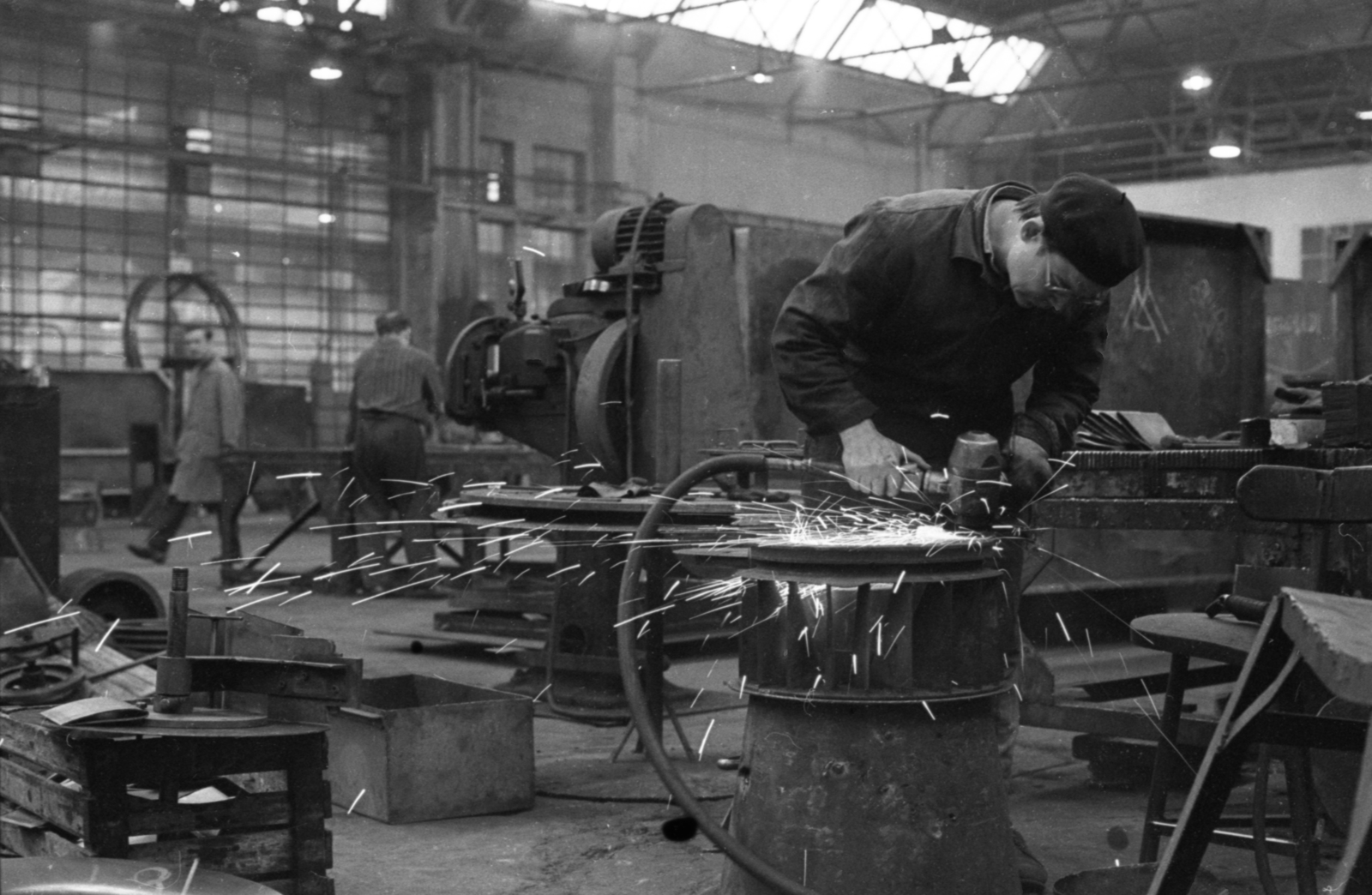 Hungary, Salgótarján, Salgótarjáni Kohászati Üzemek., 1972, Szalay Zoltán, workshop, beret, sparks, Fortepan #138996