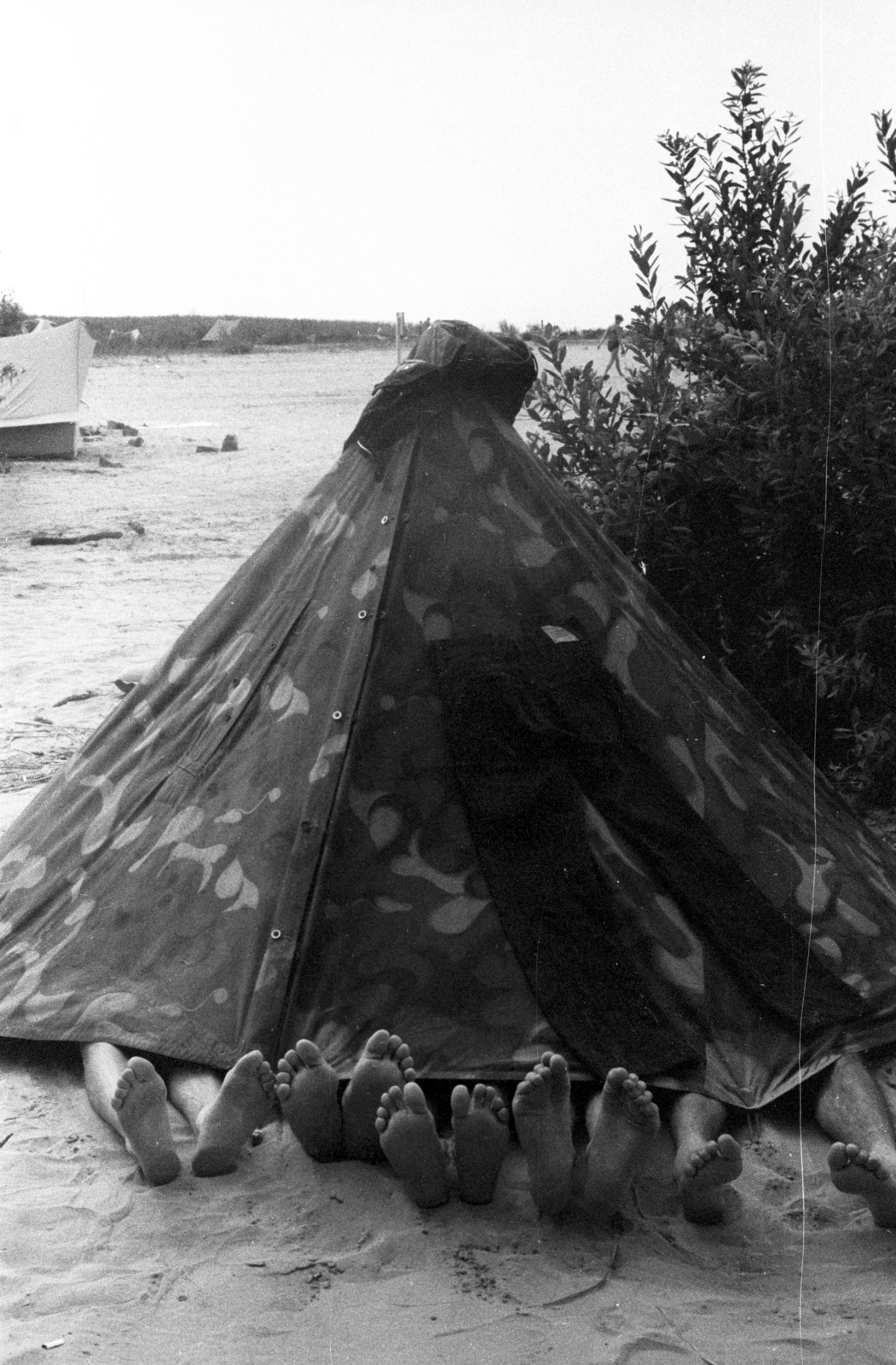 Hungary, Balatonföldvár, nyugati szabadstrand., 1964, Szalay Zoltán, tent, barefoot, camouflage pattern, Fortepan #139014