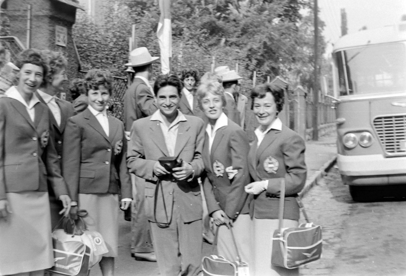 Hungary, Budapest II., Tárogató út 2-4. Az 1960-as római olimpián résztvevő magyar női tornász válogatott tagjai. Balról az első Bencsik Mária, második (félig elfordulva) Lemhényiné Tass Olga, a harmadik Kovácsné Mák Gyöngyi, az ötödik Ducza Anikó., 1960, Fortepan, bus, tableau, Ikarus-brand, fun, camera, Ikarus 620, Budapest, Fortepan #13902