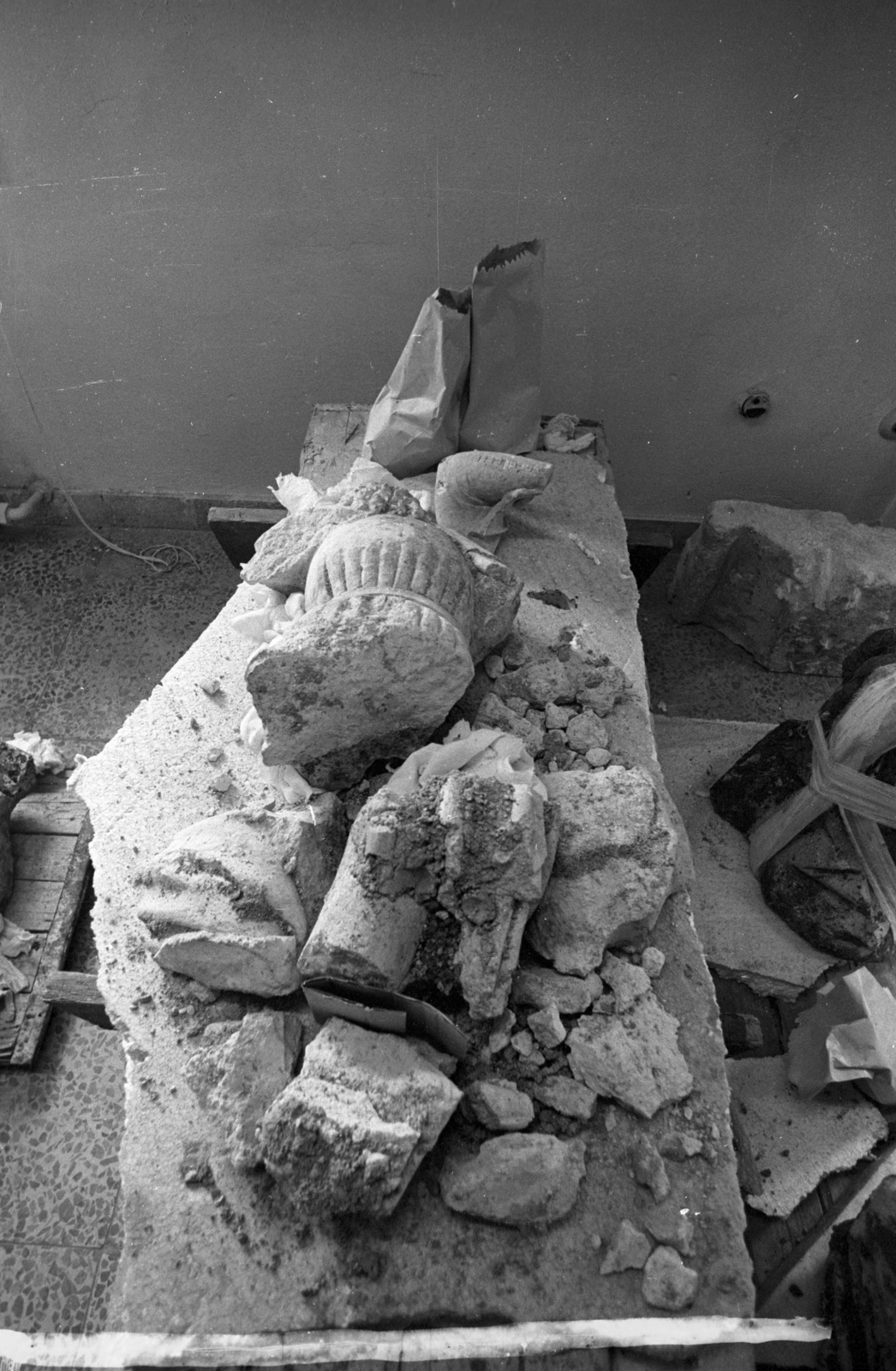 Hungary, Budapest I., a Budavári Palota (korábban Királyi Palota) előtti ásatások során előkerült, Zsigmond király korából származó szobortorzók., 1974, Szalay Zoltán, Budapest, Fortepan #139021