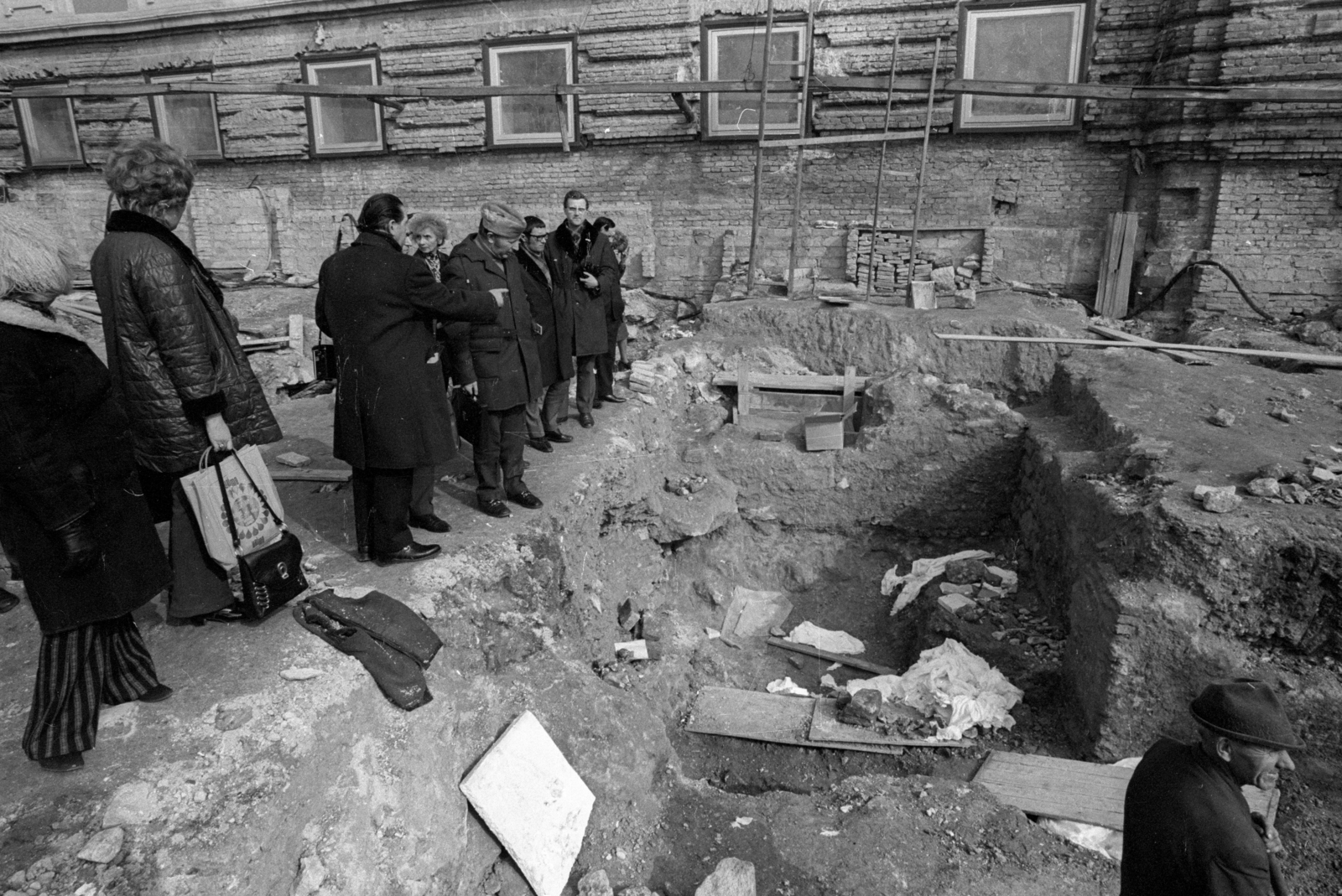 Magyarország, budai Vár, Budapest I., a Budavári Palota (korábban Királyi Palota) előtti ásatás, a Zsigmond király korából származó szobortorzók megtalálásakor. Középen, aki a gödör felé mutat, Szakál Ernő szobrász, restaurátor., 1974, Szalay Zoltán, Budapest, régészet, Fortepan #139025
