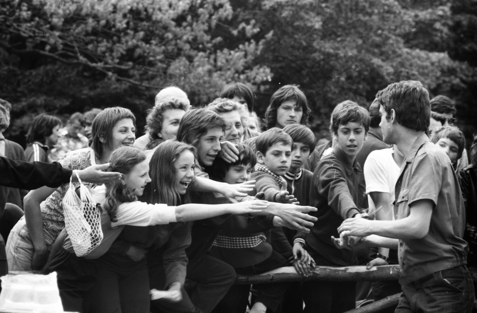 Hungary, 1975, Szalay Zoltán, mass, kids, string bag, Fortepan #139033