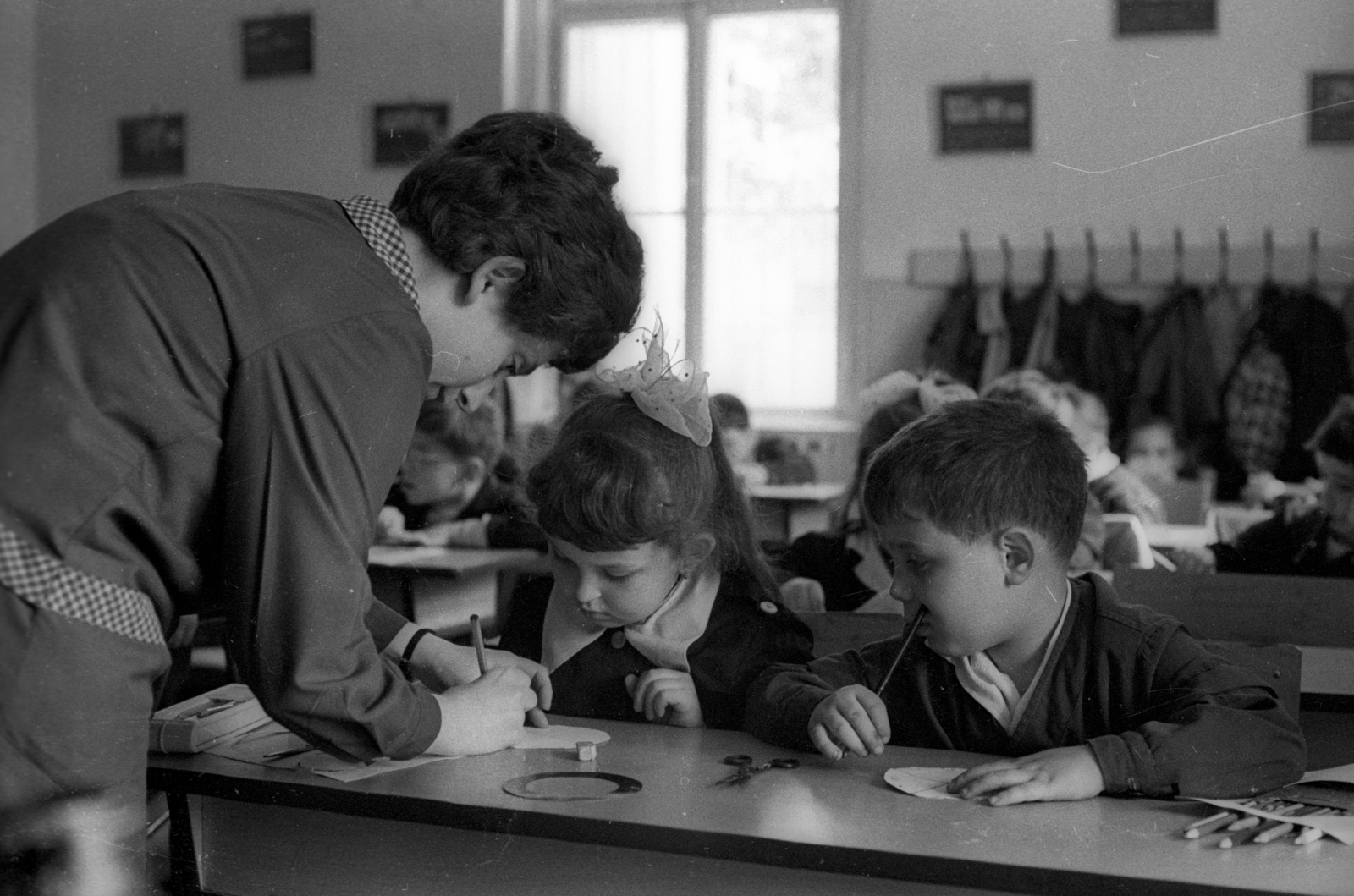 Magyarország, Budapest, 1972, Szalay Zoltán, iskola, masni, tanár, iskolapad, Budapest, Fortepan #139042