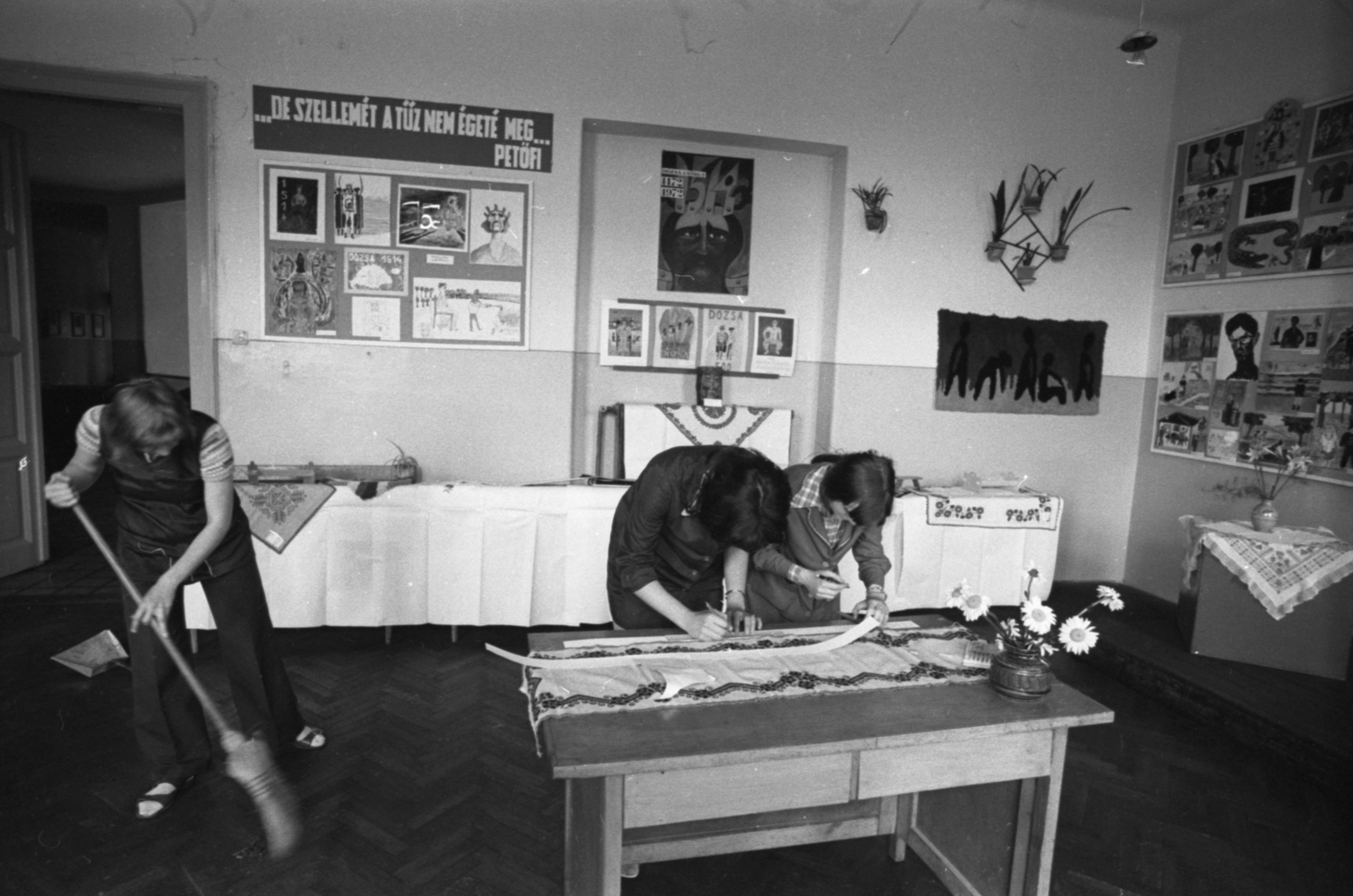 Hungary, Budapest, 1972, Szalay Zoltán, school, Budapest, picture in picture, Fortepan #139046