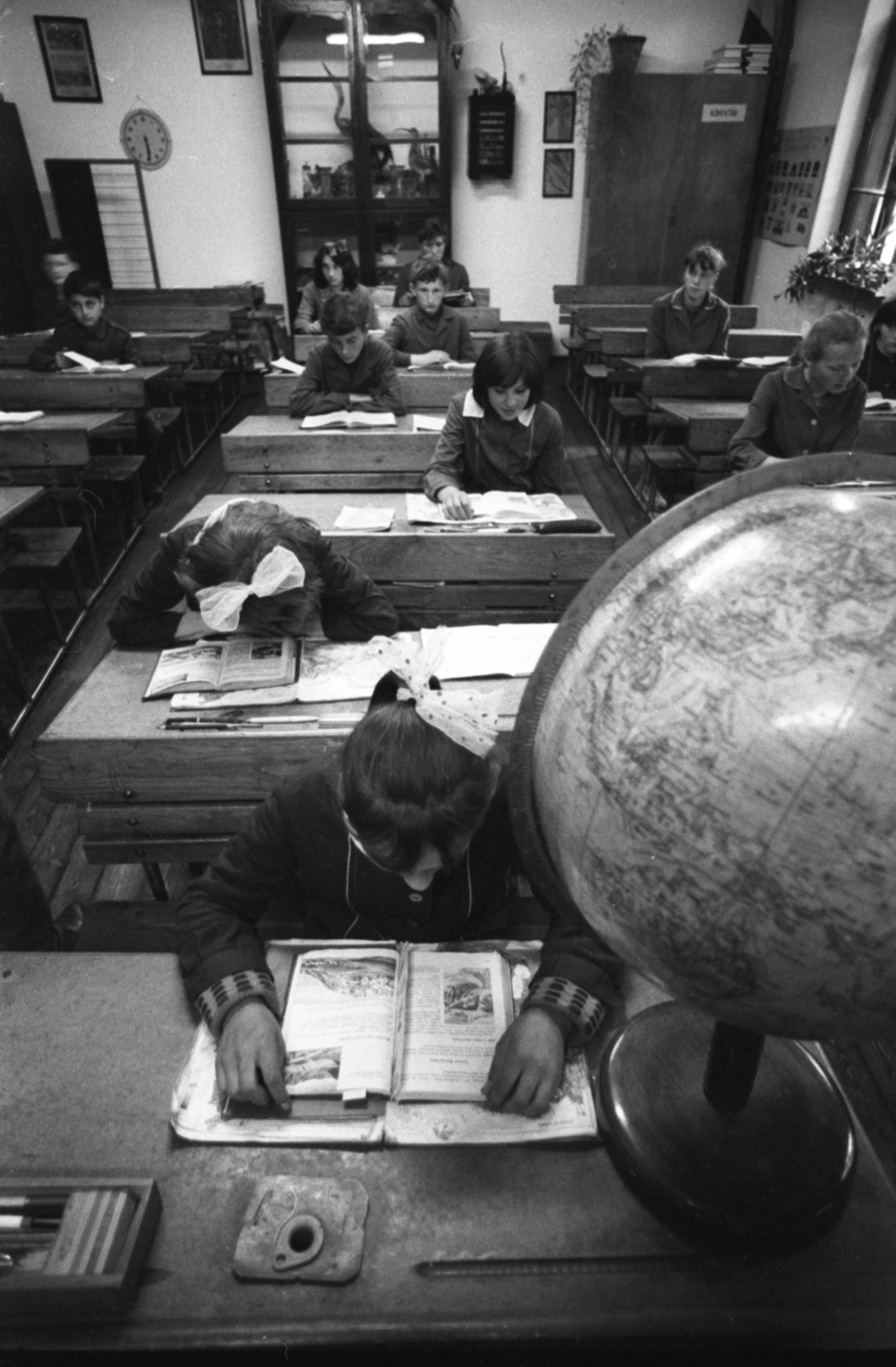 Hungary, Újfehértó, Vadastag, tanyasi iskola., 1973, Szalay Zoltán, reading, ribbon, globe, school desk, Fortepan #139049