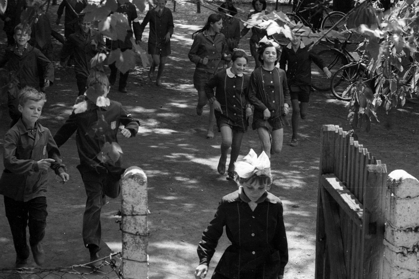 Magyarország, Újfehértó, Vadastag, tanyasi iskola., 1973, Szalay Zoltán, masni, iskolai egyenruha, Fortepan #139056