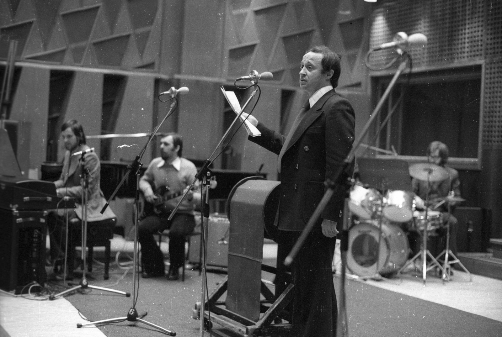 Hungary, Budapest VIII., a Magyar Rádió 6-os stúdiója, BÚÉK 1979! A 10 éves Kabarészínház szilveszteri műsora. Sas József humorista., 1978, Szalay Zoltán, microphone, guitar, drum, cymbal, Budapest, Hungarian Radio, microphone stand, cabaret, wind machine, Fortepan #139084