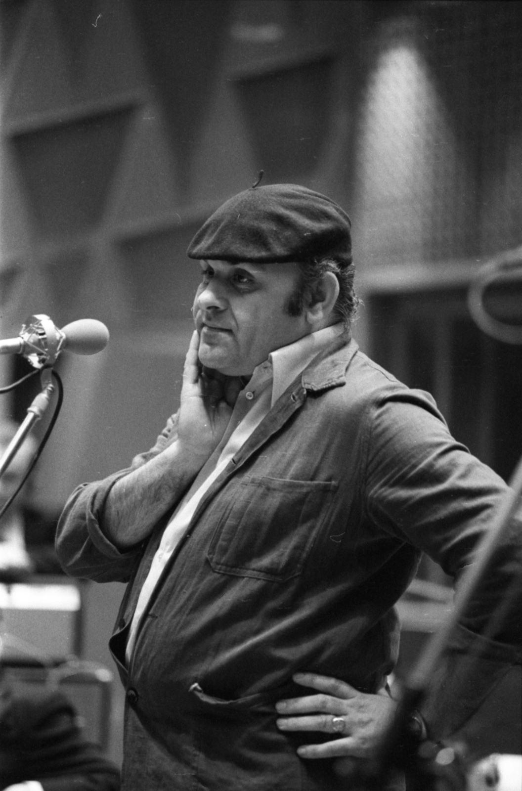 Hungary, Budapest VIII., a Magyar Rádió 6-os stúdiója. BÚÉK 1979! A 10 éves Kabarészínház szilveszteri műsora. Hofi Géza humorista, 1978, Szalay Zoltán, microphone, beret, Budapest, Hungarian Radio, cabaret, Fortepan #139091