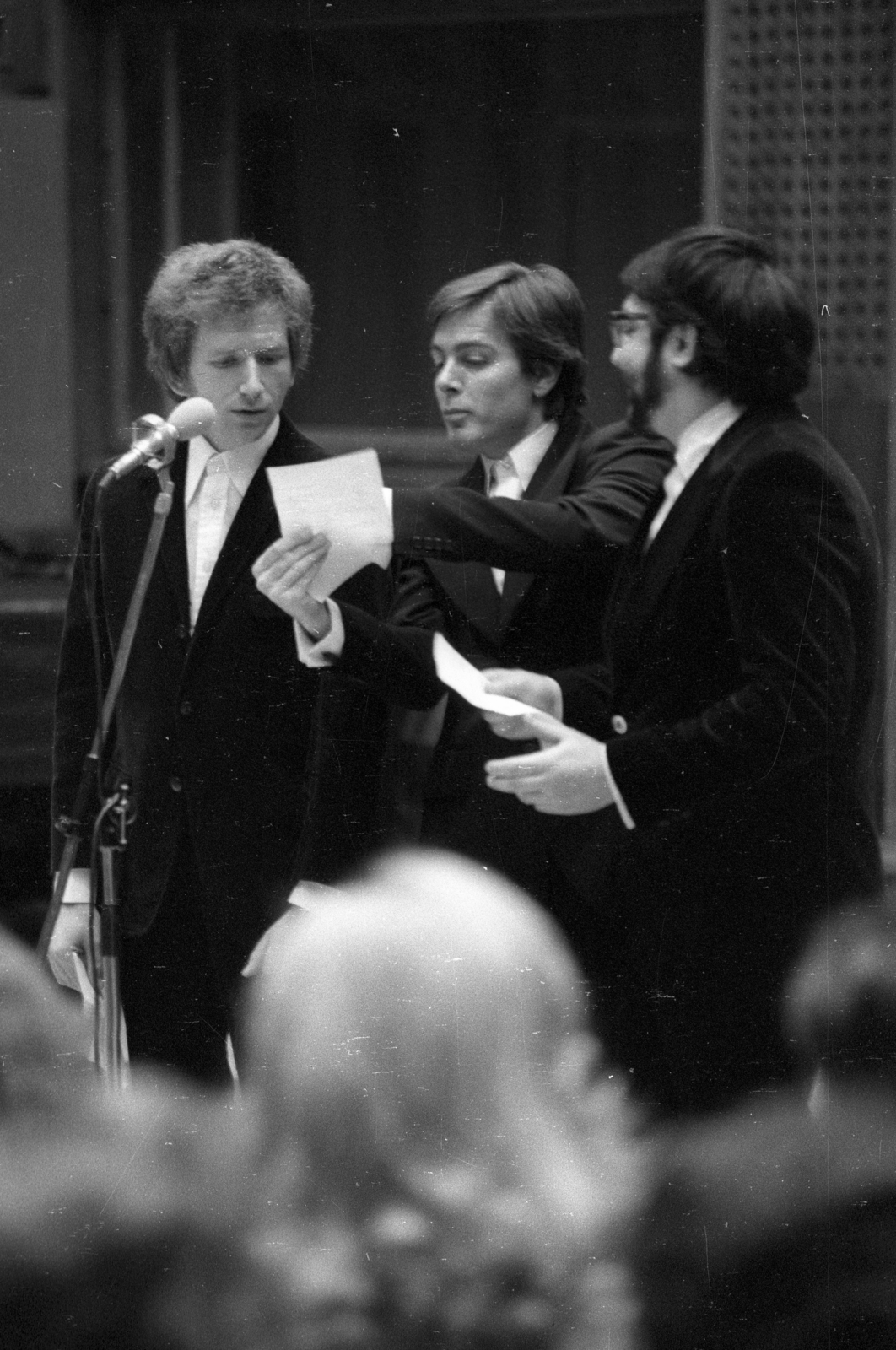 Hungary, Budapest VIII., a Magyar Rádió 6-os stúdiója. BÚÉK 1979! A 10 éves Kabarészínház szilveszteri műsora. Kern András, Lencz György és Verebes István a Győr-Sopron megyei négerek című kabaréjelentben., 1978, Szalay Zoltán, microphone, Budapest, Hungarian Radio, cabaret, Fortepan #139092