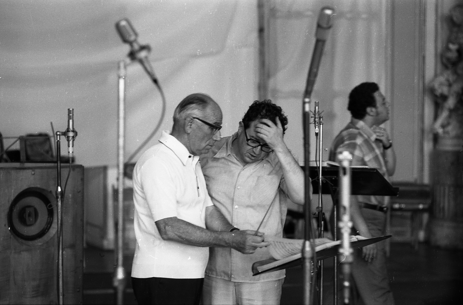 Hungary, Fertőd, Esterházy kastély. Haydn: A pórul járt hűtlen című vígoperájának lemezfelvétele, a karmester Sándor Frigyes., 1976, Szalay Zoltán, microphone, conductor, Fortepan #139099