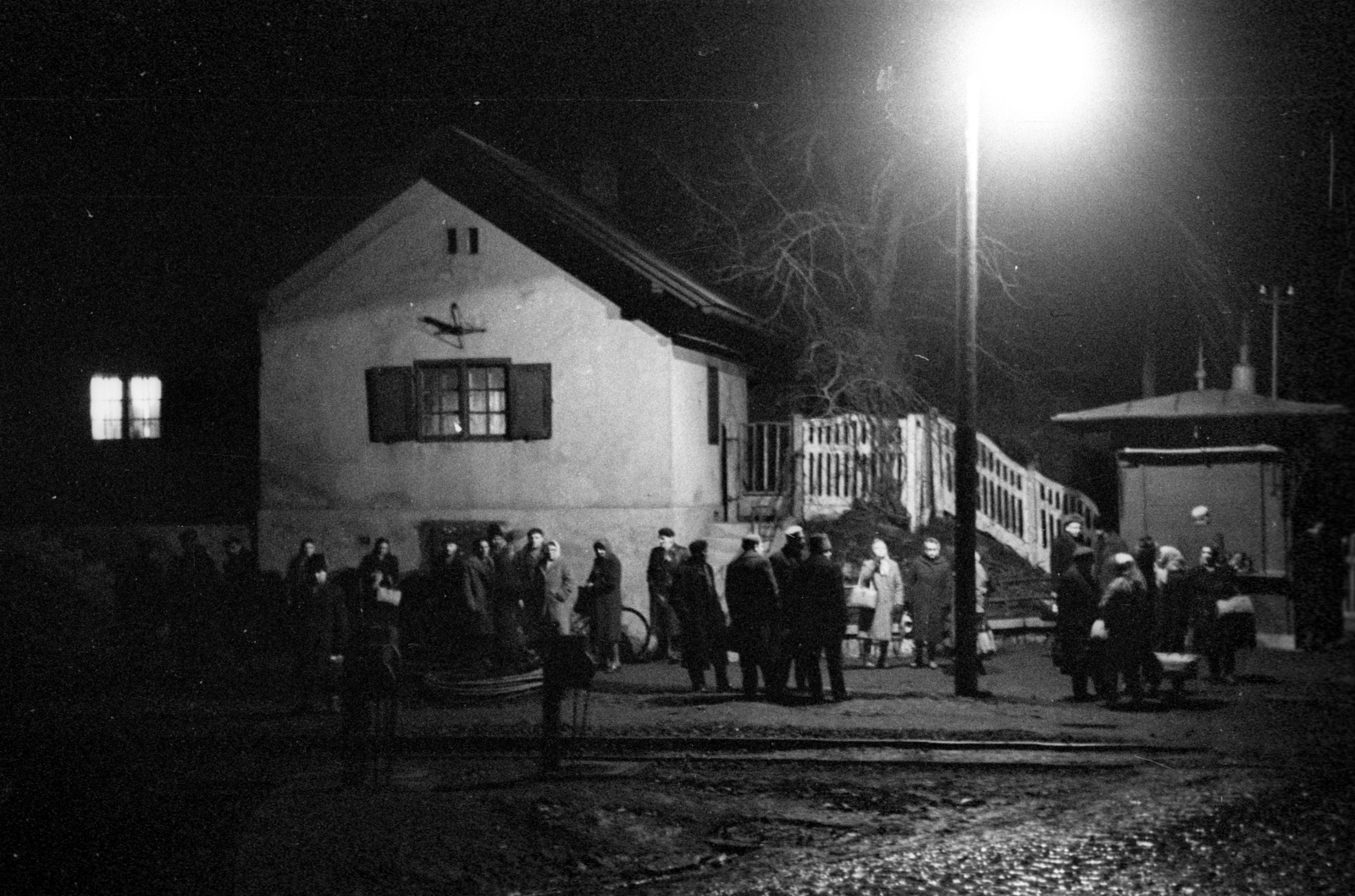 Hungary, budapesti munkahelyük és otthonuk között ingázók a vasútállomáson., 1963, Szalay Zoltán, Fortepan #139129