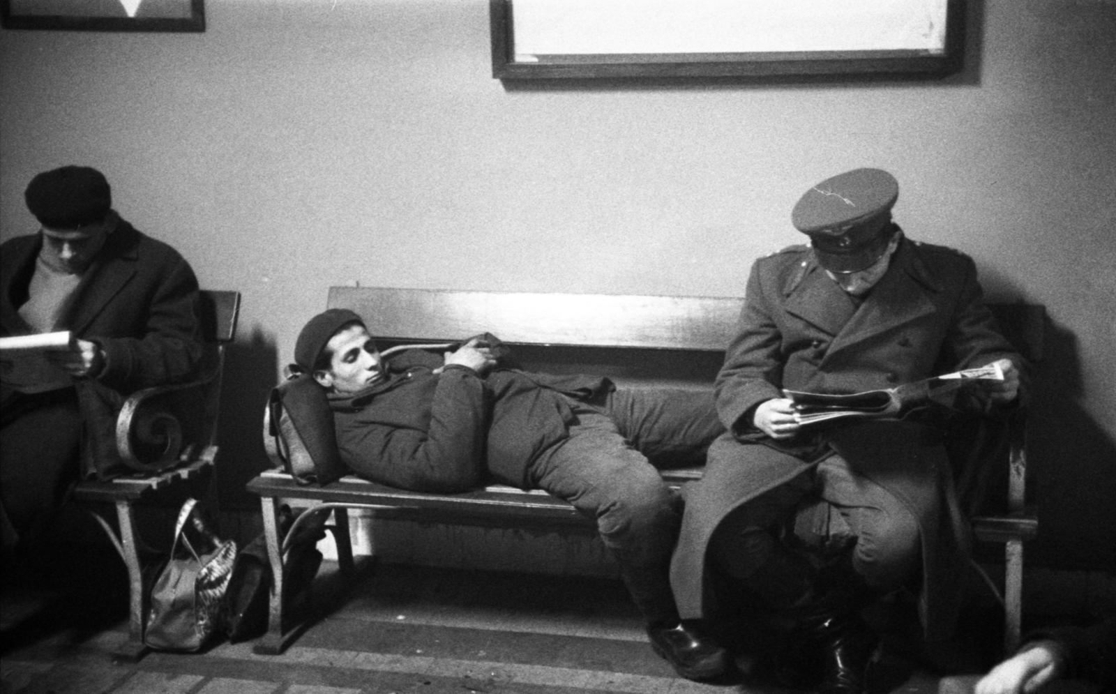 Hungary, budapesti munkahelyük és otthonuk között ingázók a vasútállomáson., 1963, Szalay Zoltán, lying on a bench, Fortepan #139130