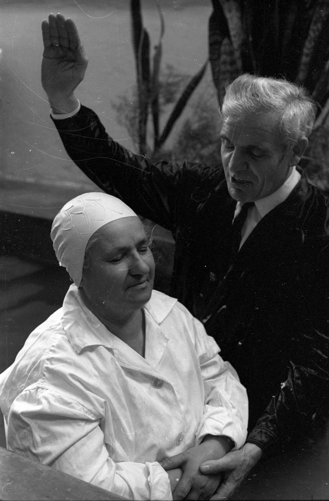 Hungary, Budapest VI., Székely Bertalan utca 13., Hetednapi Adventista Egyház Budapest Terézvárosi Gyülekezet. A felvétel a Magyar Televízió Bibliás emberek című, a hazánkban működő kisegyházak életét bemutató dokumentumfilm forgatásán készült. A film rendezője Szalkai Sándor., 1972, Szalay Zoltán, christening, swimming cap, Budapest, Fortepan #139146