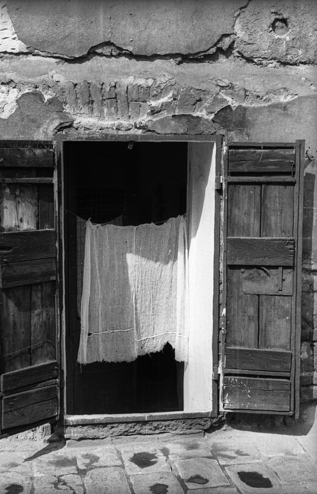 Magyarország, Budapest VII., egy alagsori lakás bejárata a Dózsa György út, Jobbágy utca és a Százház utca közötti területen., 1970, Szalay Zoltán, Budapest, Fortepan #139160