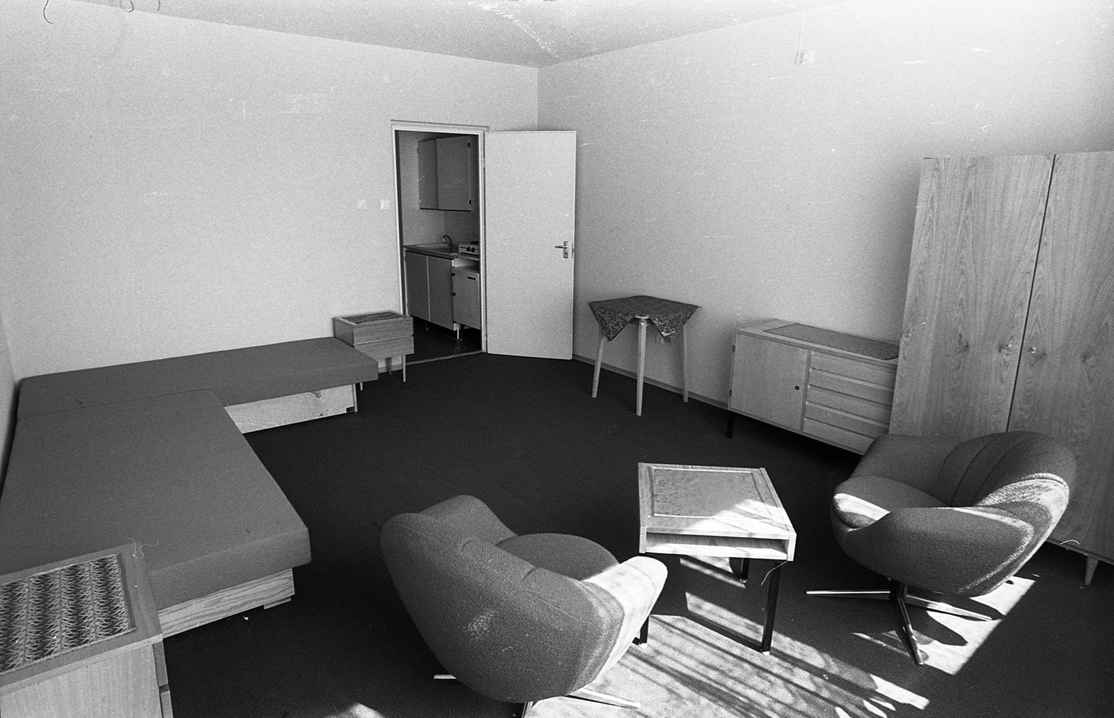 Hungary, Budapest XIV., Ond vezér sétány, lakótér a nyugdíjasház átadásakor, 1974. április 3-án., 1974, Szalay Zoltán, interior, Budapest, couch, Fortepan #139217