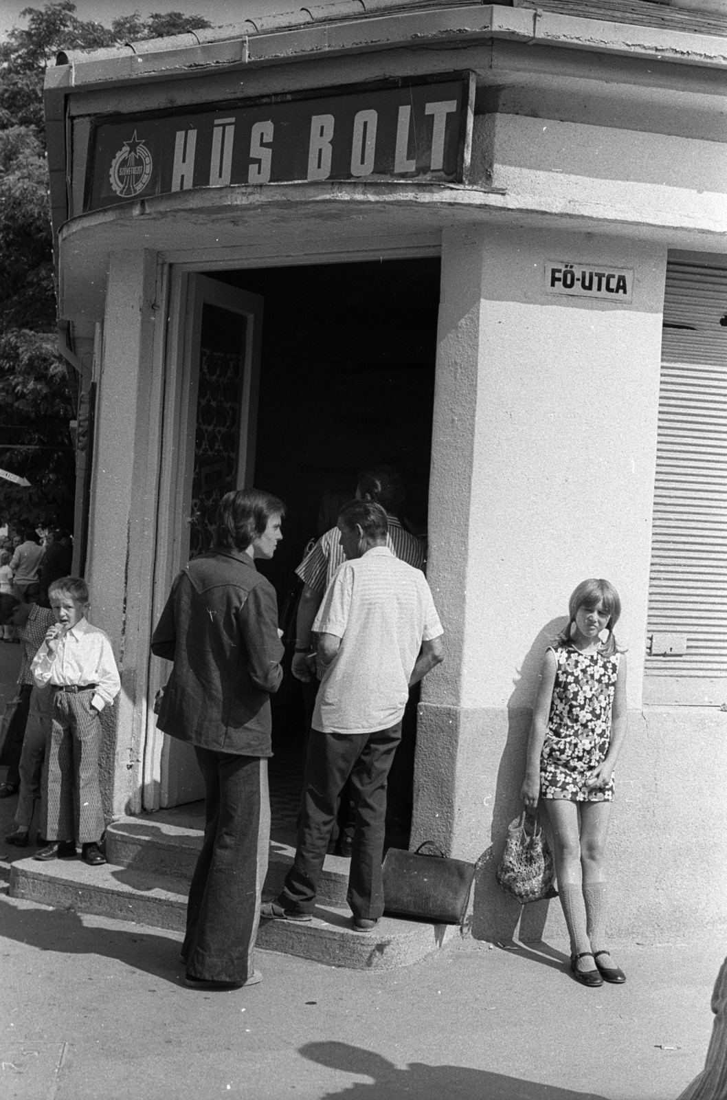 Magyarország,Balaton, Siófok, Fő utca, balra a Millennium park (Váradi Adolf tér), az épület helyén ma az autóbusz-állomás van., 1974, Szalay Zoltán, húsbolt, Fortepan #139241