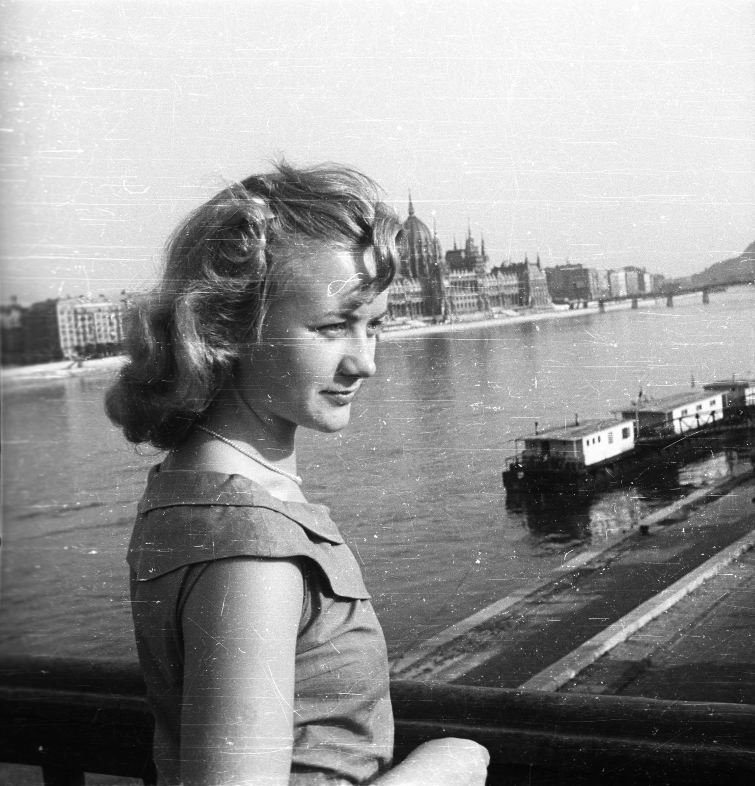 Magyarország, Budapest II., Margit híd budai hídfő, háttérben az Országház., 1955, Szent-tamási Mihály, Steindl Imre-terv, országház, neogótika, Duna, eklektikus építészet, Budapest, Fortepan #13925