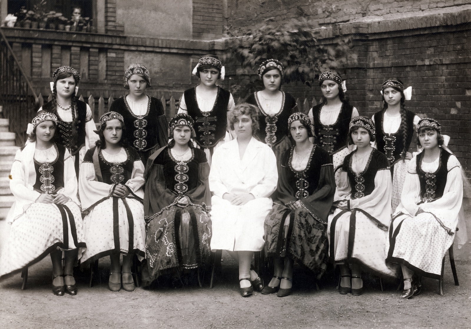 Magyarország, Budapest XIII., Radnóti Miklós (Sziget) utca 8-10, az ekkor többcélú (elemi, tanonc, nőipariskola) iskolaépület (később Gárdonyi Géza Általános Iskola) udvara., 1931, Mussa Gymma Réka, Budapest, népviselet, csoportkép, díszmagyar, Fortepan #139291