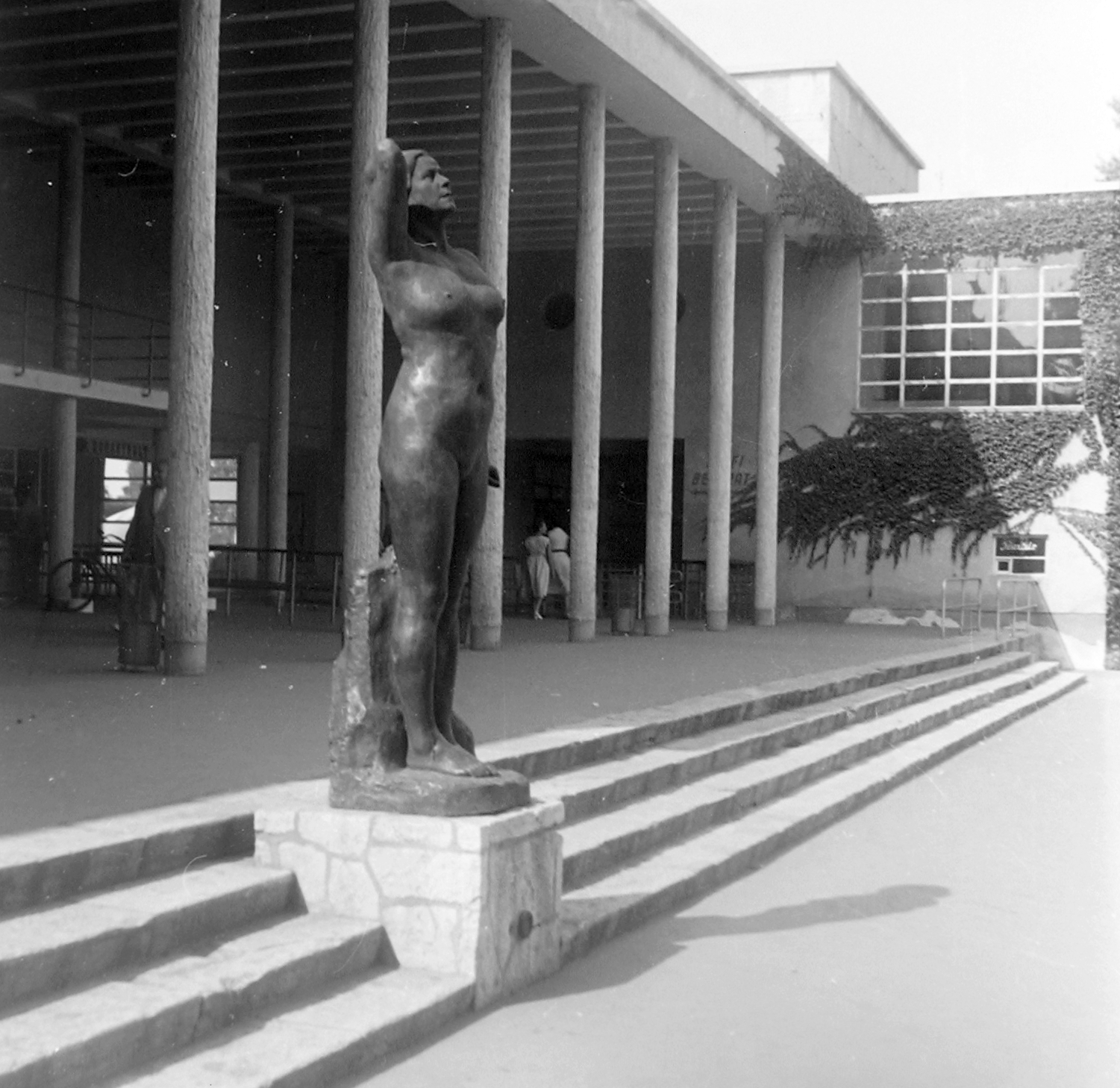 Hungary, Margit Islands, Budapest, a Palatinus Strandfürdő bejárata. A napfürdőző nő szobra, Emile Guillaume alkotása (1932)., 1955, Szent-tamási Mihály, sculpture, nude figure, Fortepan #13933